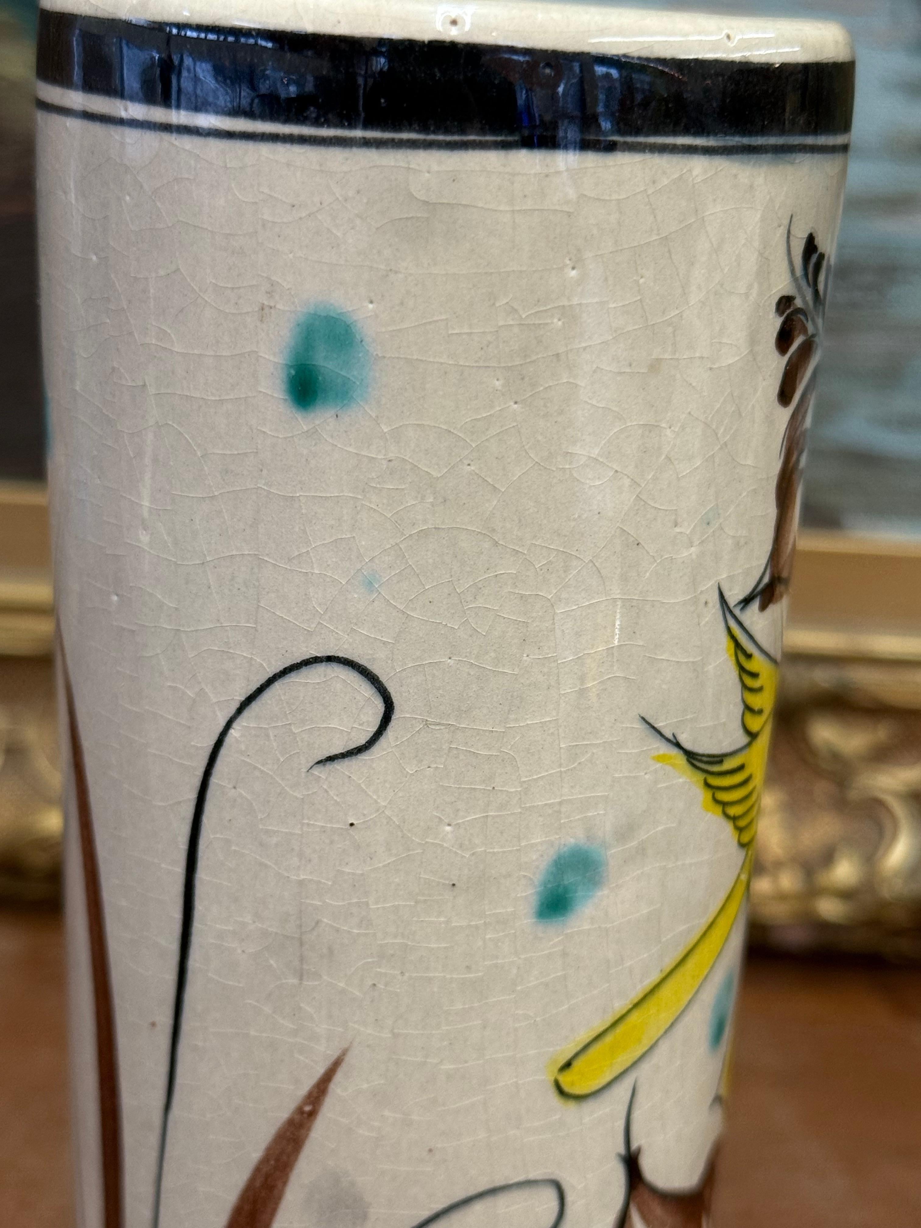 Vase de style ancien peint à la main avec motif d'oiseaux bleus et jaunes et de fleurs en vente 1