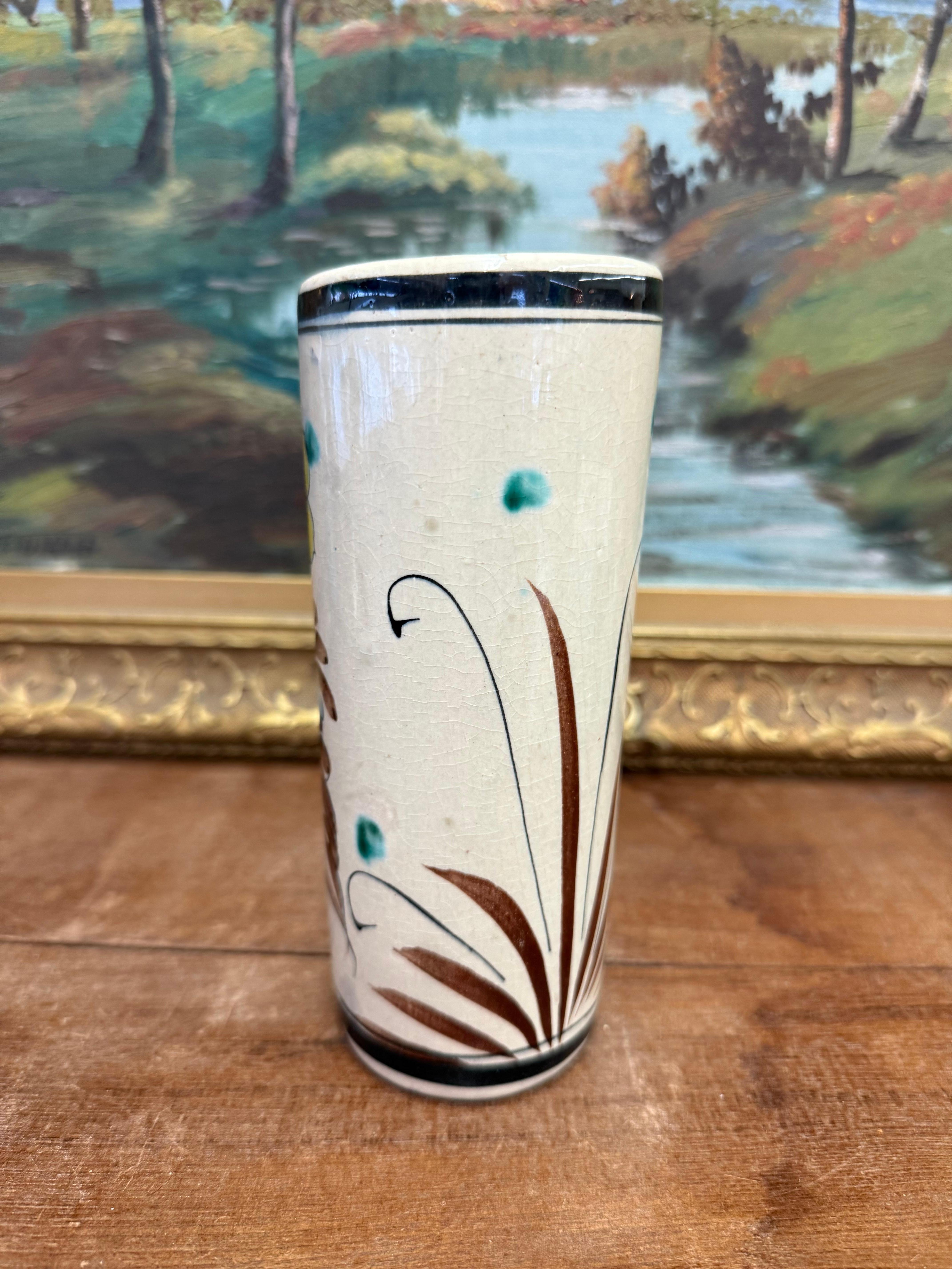 Vase de style ancien peint à la main avec motif d'oiseaux bleus et jaunes et de fleurs en vente 2