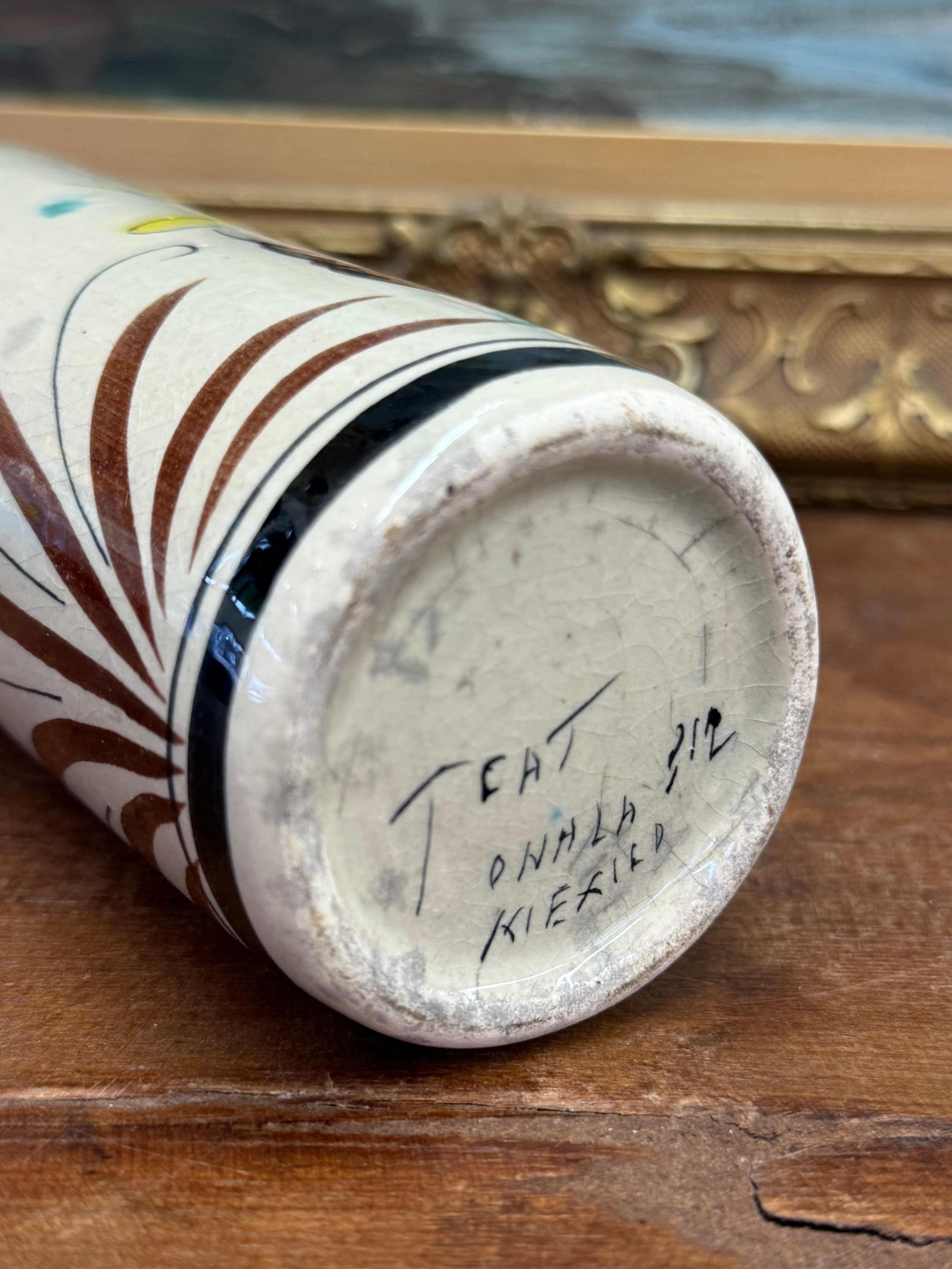 Vase de style ancien peint à la main avec motif d'oiseaux bleus et jaunes et de fleurs en vente 3