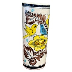 Handbemalte Vase im antiken Stil mit blauen und gelben Vögeln und Blumenmotiv