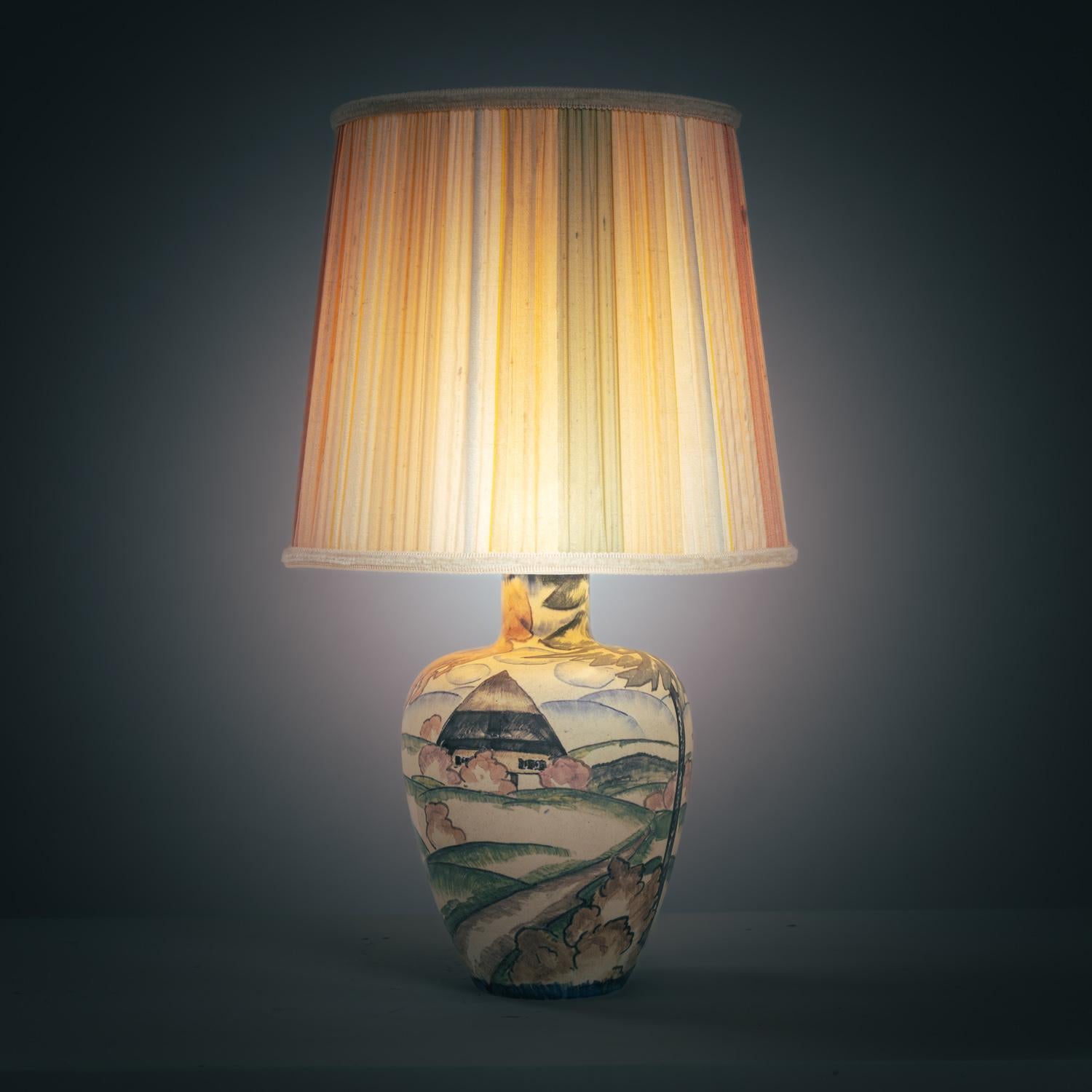 Rarissima lampada da tavolo in porcellana Art Nouveau dipinta a mano di Großherzoglichen Keramik-Manufaktur Darmstadt', Germania, anni '30
Oggetto da collezione.
Paralume in seta dell'epoca. 

Altezza compreso il paralume: 47 cm, larghezza 22