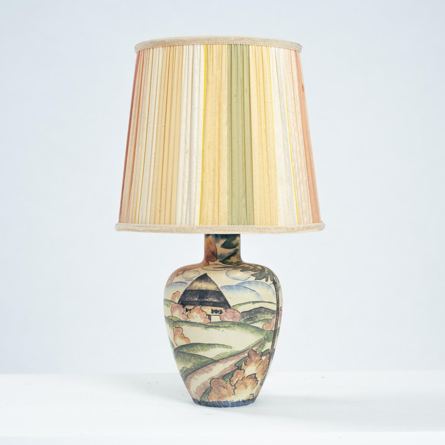 Tedesco Lampada da tavolo Art Nouveau dipinta a mano di Großherzoglichen Keramik-Manufaktur, anni '30 in vendita