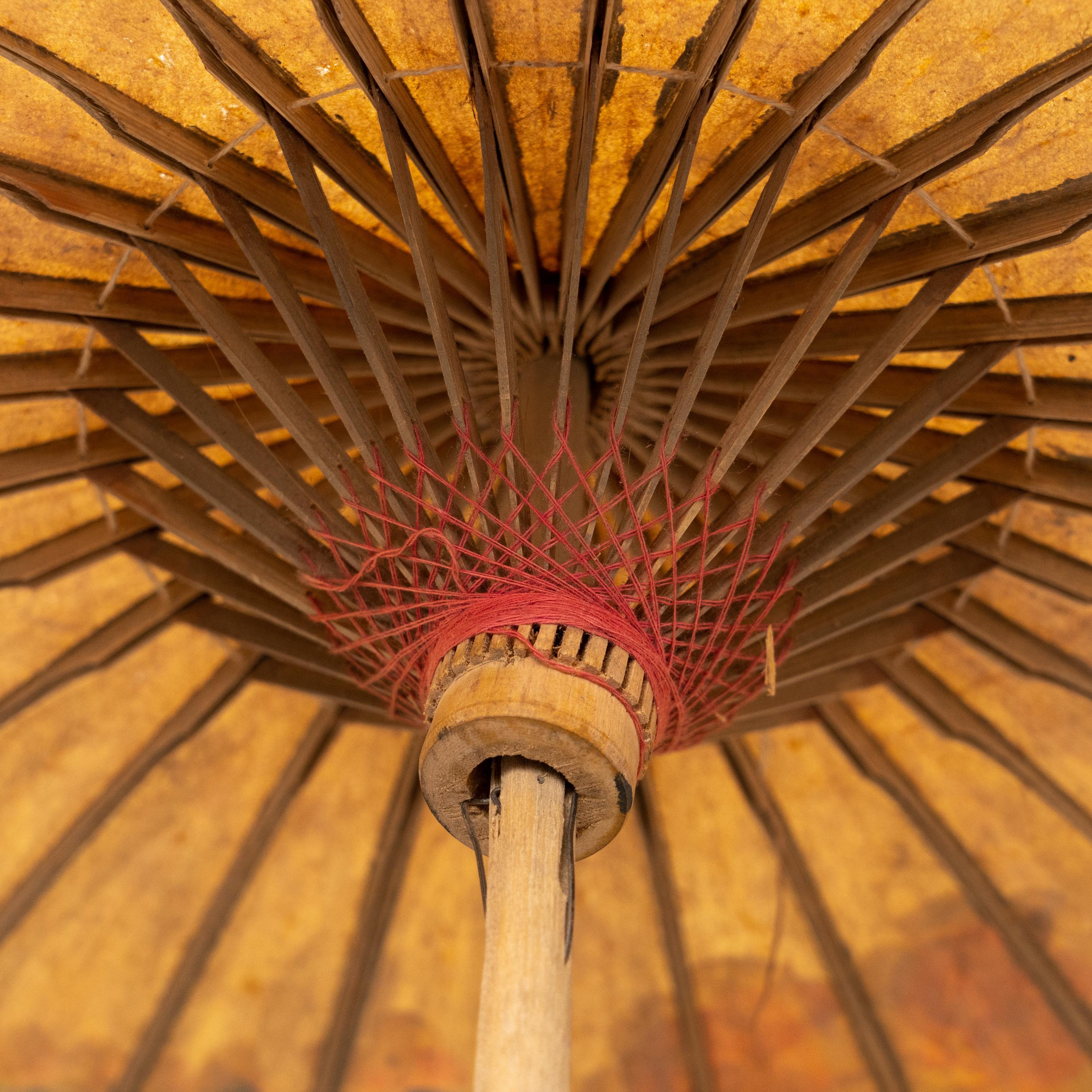 Handbemalter Bamboo Umbrella, um 1950 im Angebot 10