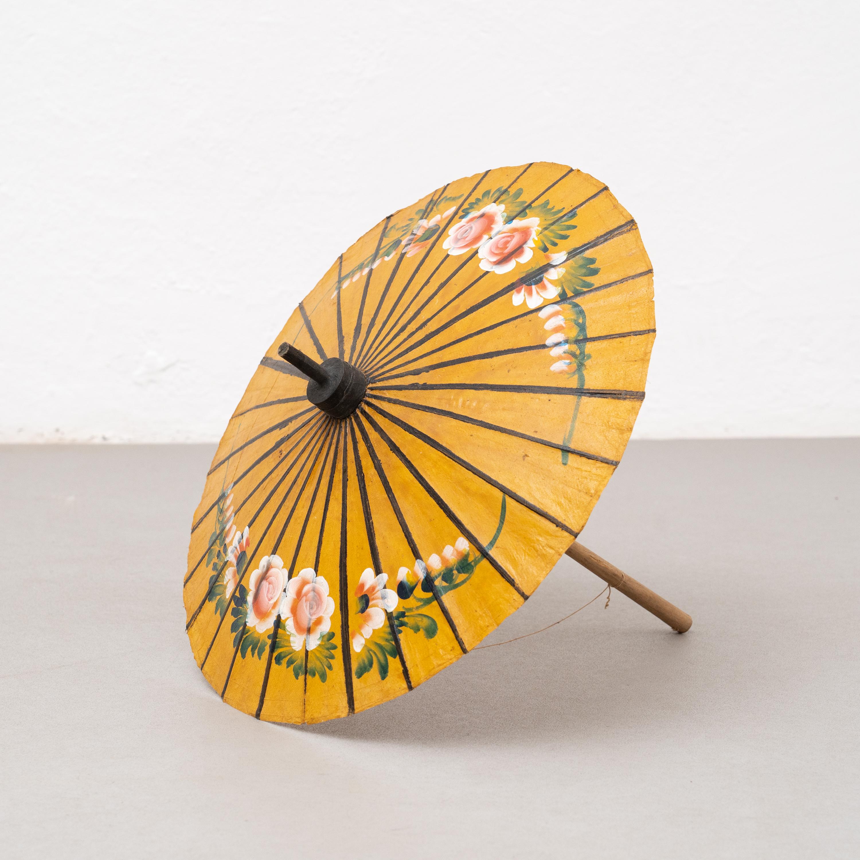 Handpainted Bamboo Umbrella, circa 1950 In Good Condition For Sale In Barcelona, Barcelona