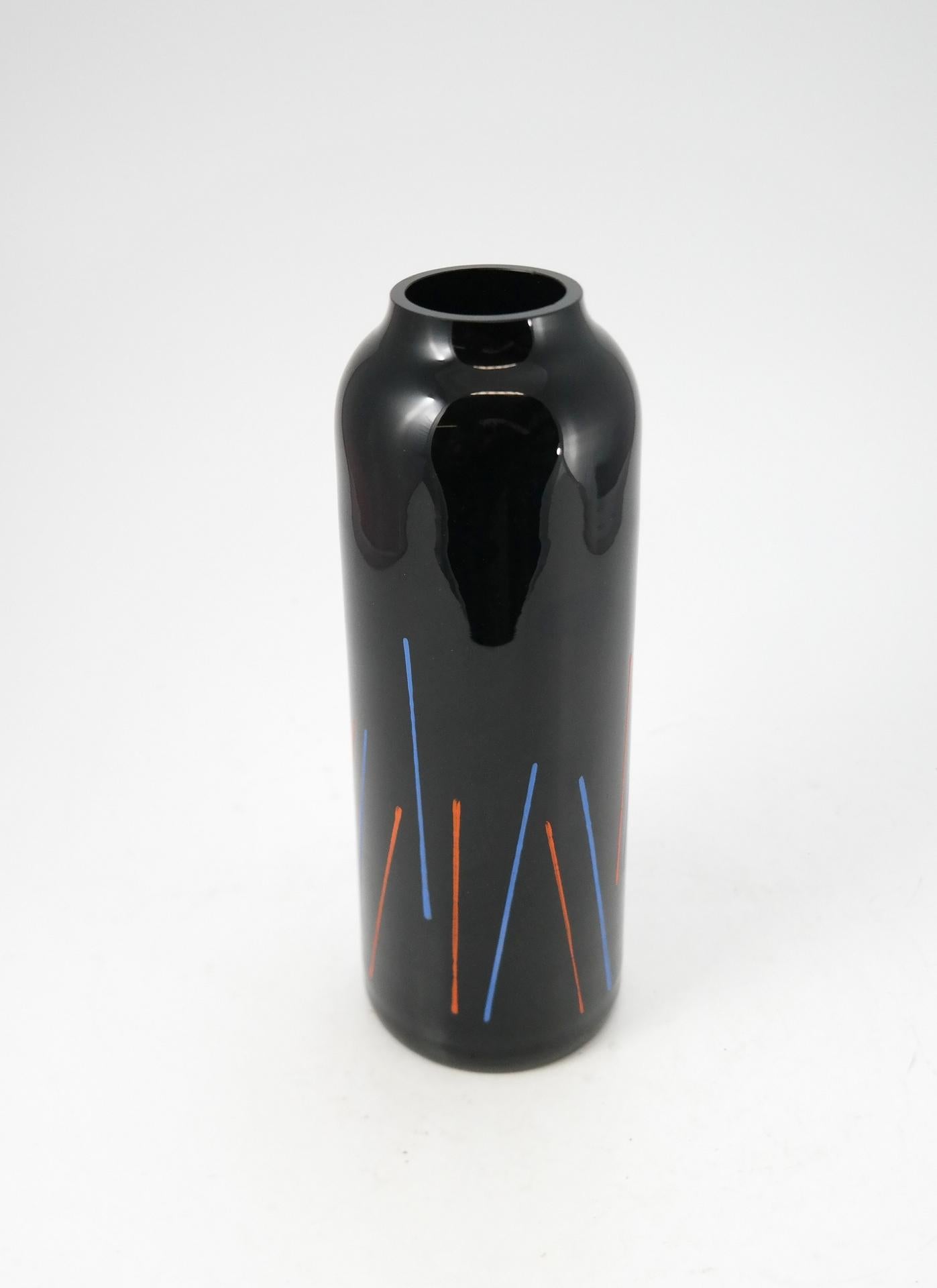 Black glass designer vase by Marcela Vosmikova for Crystalex, Novy Bor, in 1988. In Good Condition For Sale In Budapest, HU