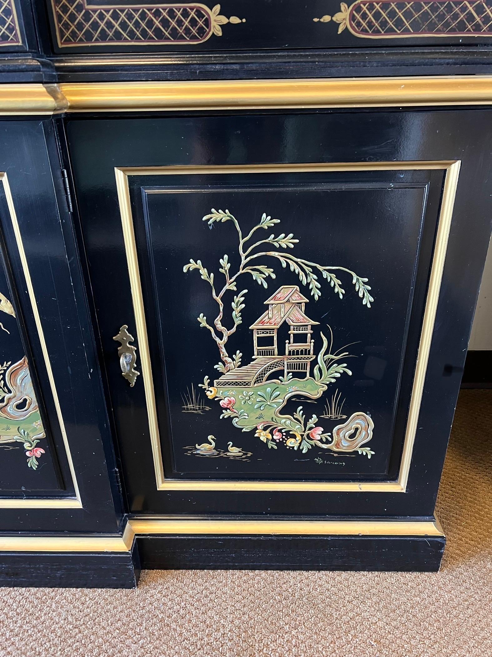 Ce vaisselier en laque noire est richement décoré de motifs de chinoiserie peints à la main et témoigne de l'excellence de l'artisanat chinois.
La partie supérieure comporte des étagères en verre amovibles et des lampes d'exposition, offrant ainsi