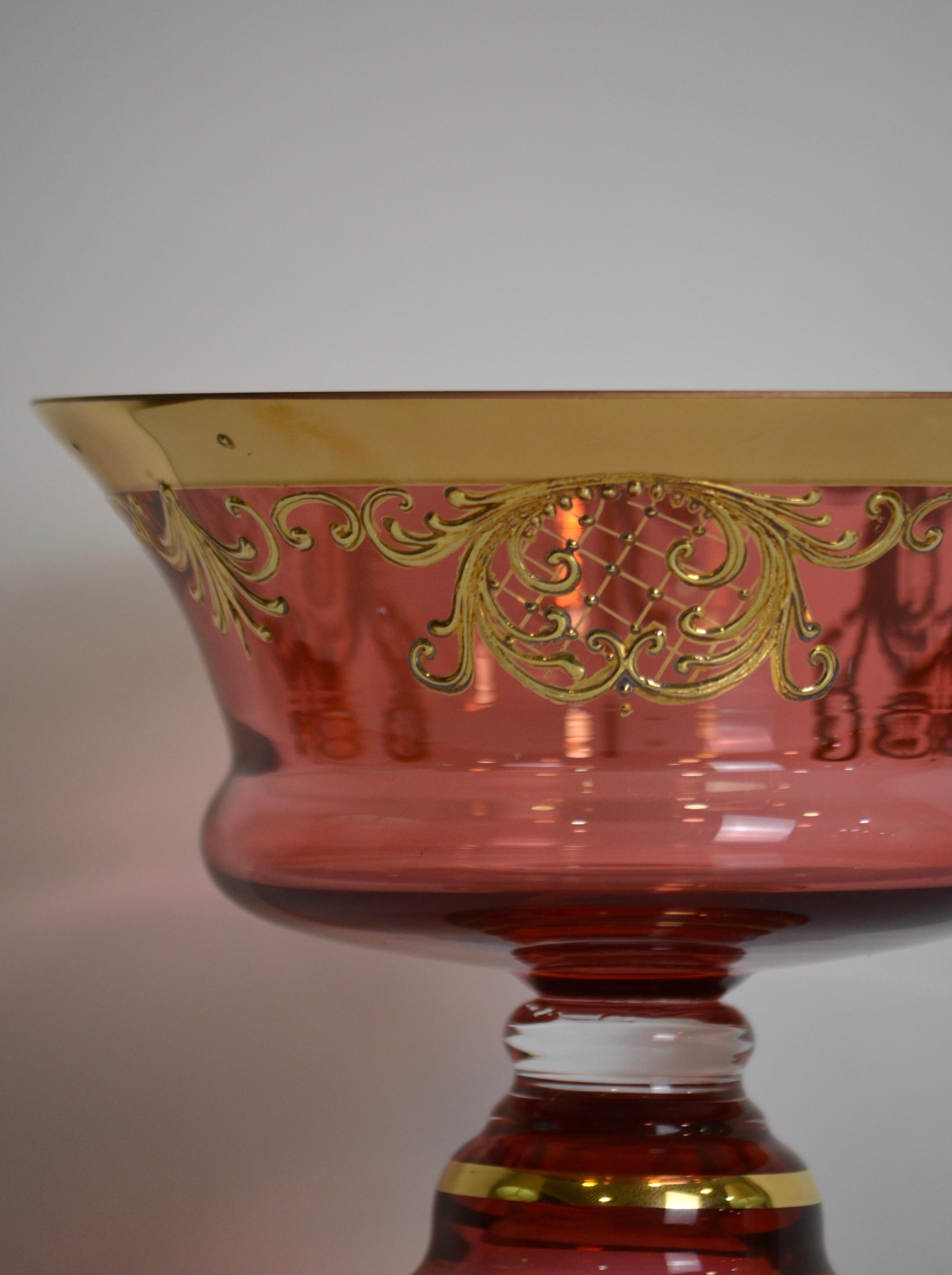 Vintage Bohemian Czech Art Glass bowl.
Peint à la main
Superbe couleur rubis