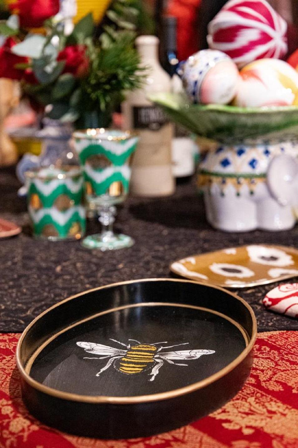 Bandeja de Hierro Decorativa Pintada a Mano - Abeja Negra Pintado a mano en venta