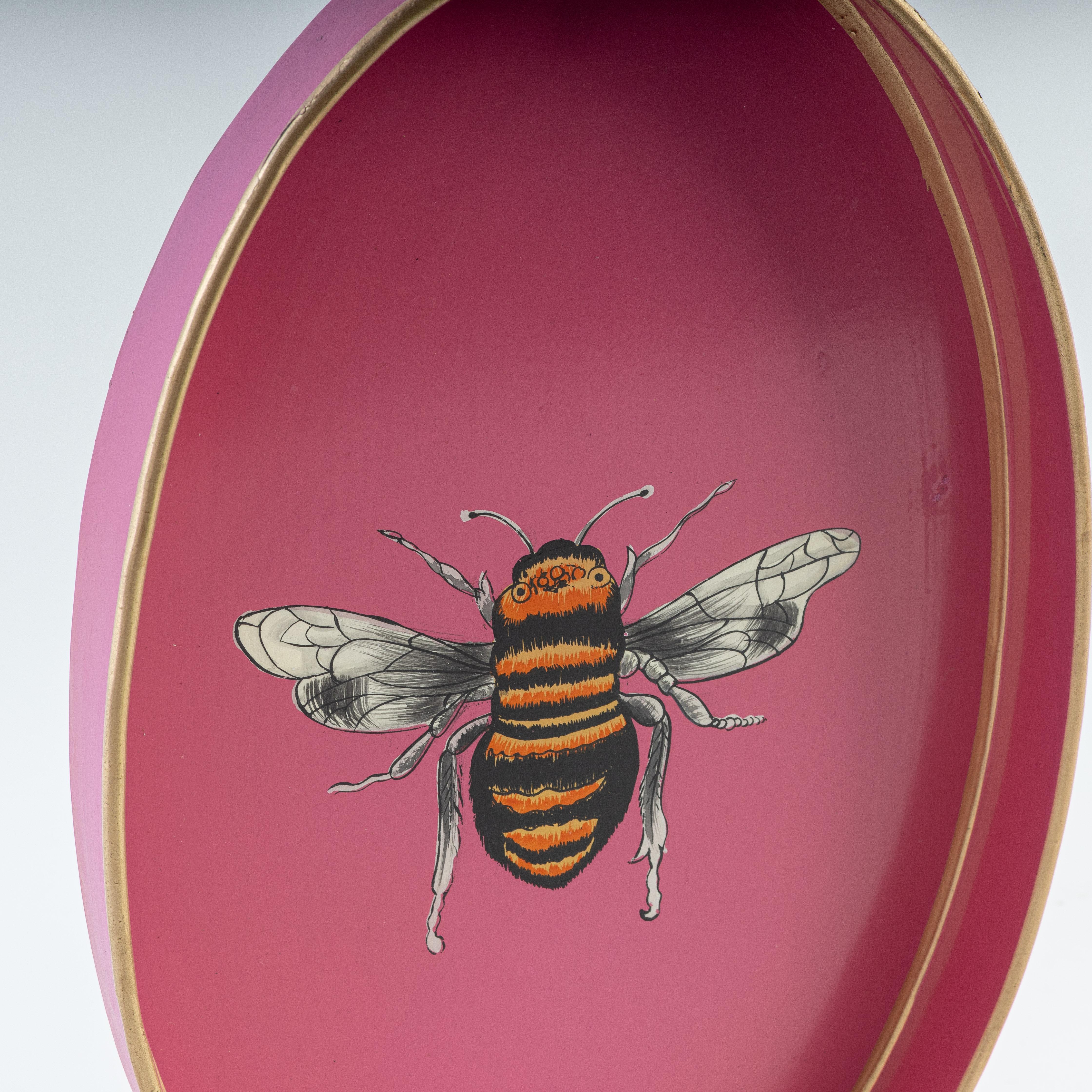 Fai un'affermazione audace con il nostro vassoio in ferro vivace, dipinto a mano con un sorprendente design a forma di calabrone. I colori ricchi e vivaci danno un tocco giocoso e allo stesso tempo elegante al tuo arredamento, perfetto per servire o