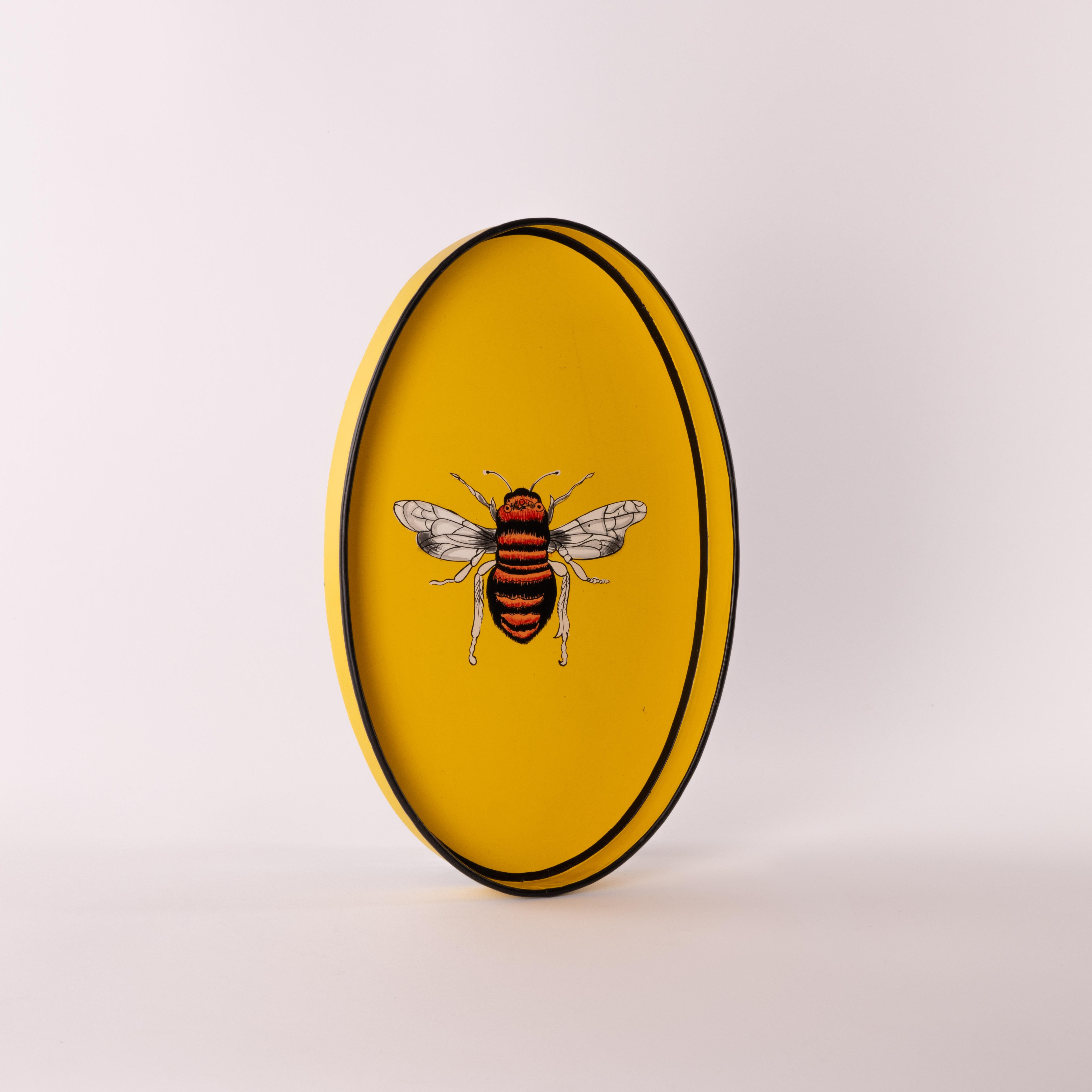 Fai un'affermazione audace con il nostro vassoio in ferro vivace, dipinto a mano con un sorprendente design a forma di calabrone. I colori ricchi e vivaci danno un tocco giocoso e allo stesso tempo elegante al tuo arredamento, perfetto per servire o