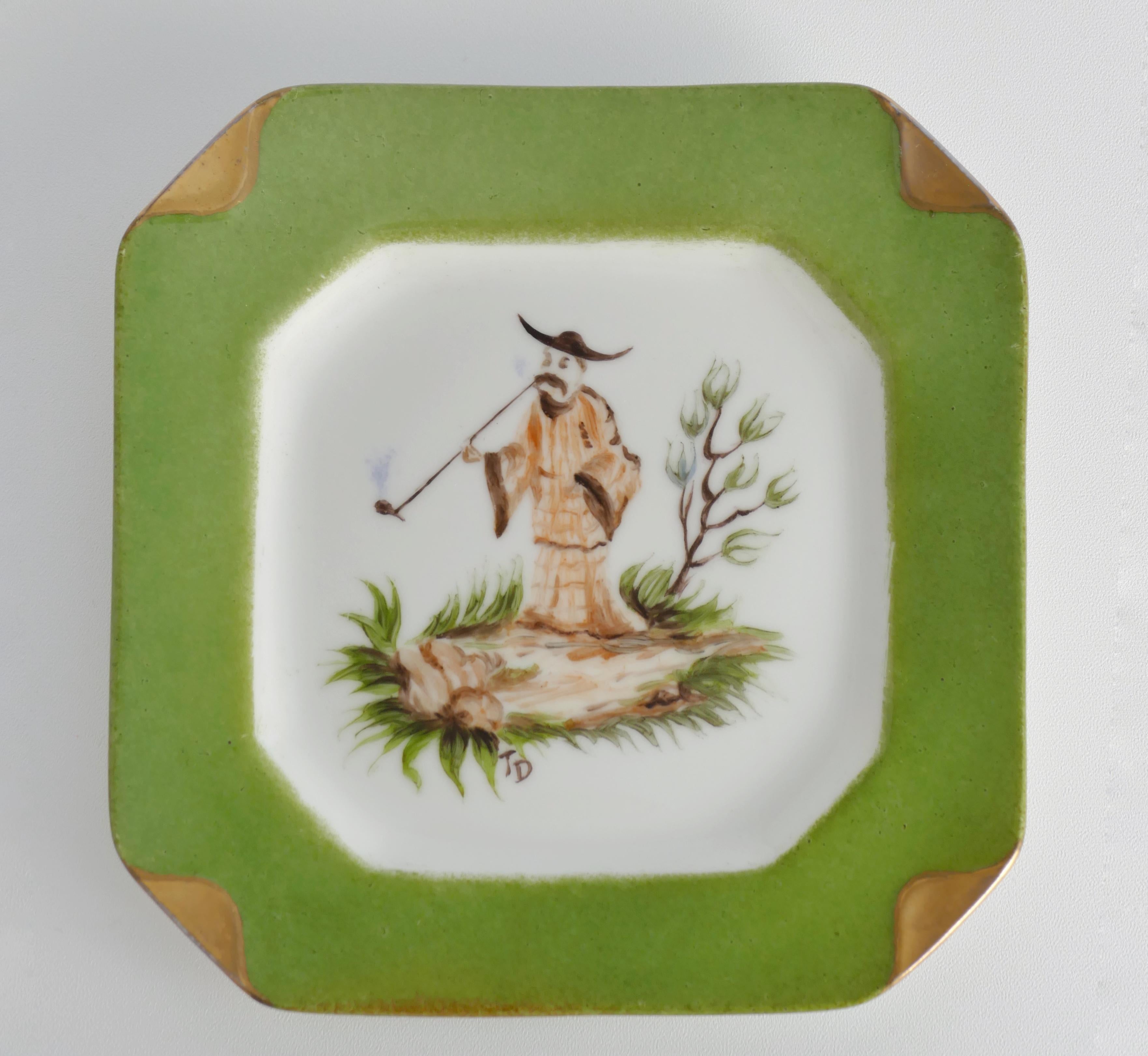 Cenicero de Porcelana Verde y Dorada Pintado a Mano con Motivo Chinoiserie para Fumar Francés en venta
