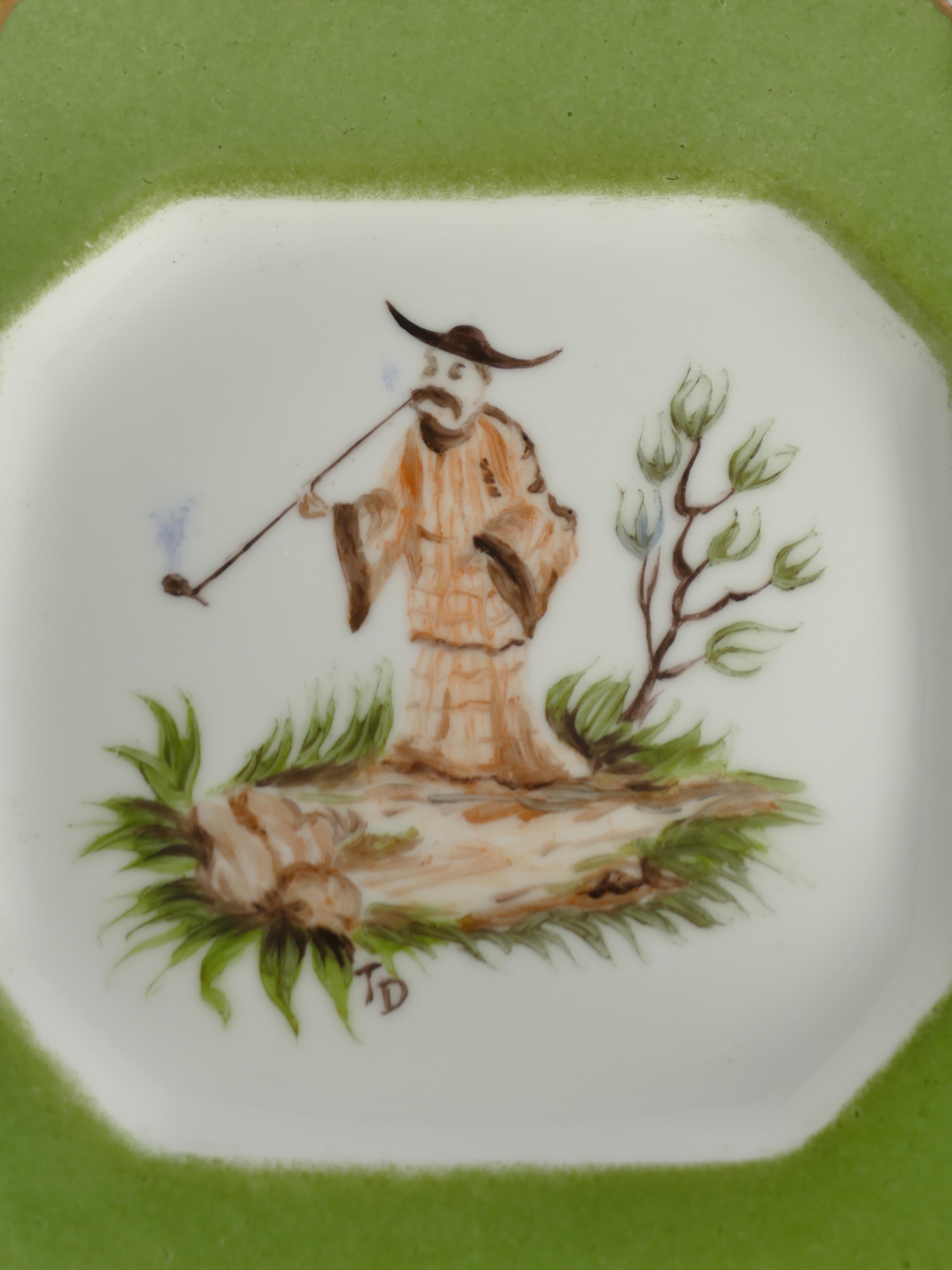 Cenicero de Porcelana Verde y Dorada Pintado a Mano con Motivo Chinoiserie para Fumar en venta 3