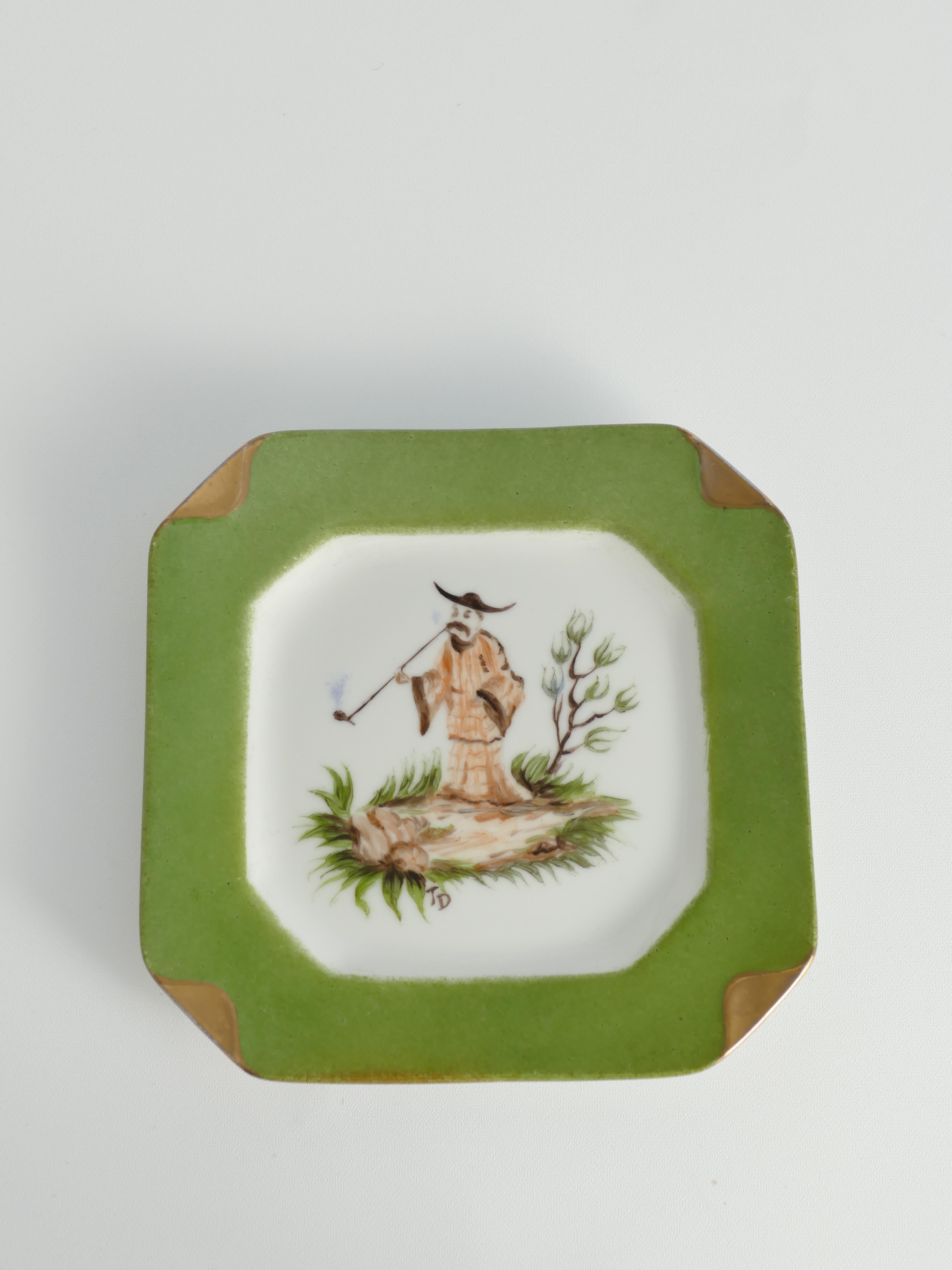 Cenicero de Porcelana Verde y Dorada Pintado a Mano con Motivo Chinoiserie para Fumar en venta 4