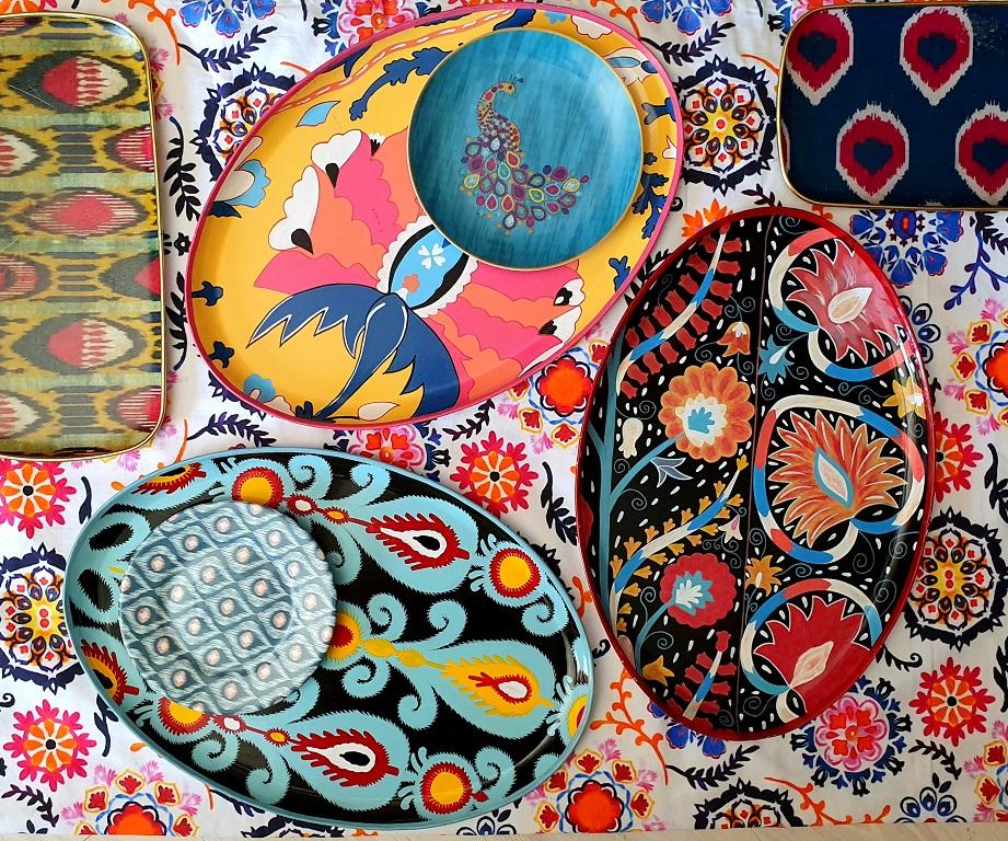 Dale un toque artístico a tu decoración con nuestra bandeja de hierro pintada a mano, con un llamativo diseño Ikat. Perfecta para añadir color y carácter a mesas de centro, estanterías o expositores de pared, esta bandeja es una pieza única. 
Nota: