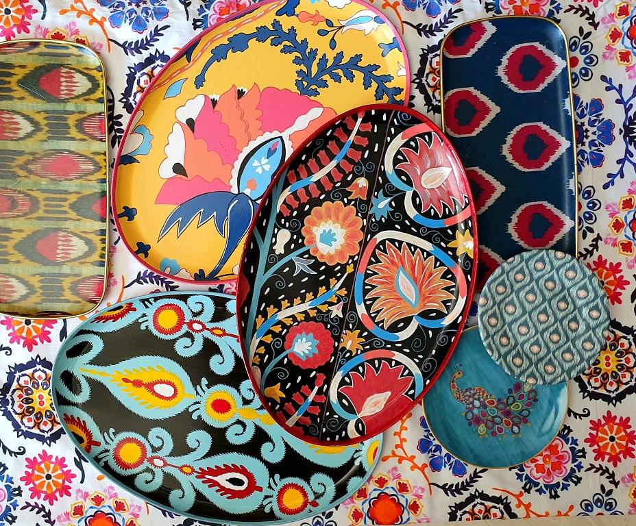 Handbemaltes Ikat-Eisentablett aus Ikat – türkisfarbene Blume (Indisch) im Angebot