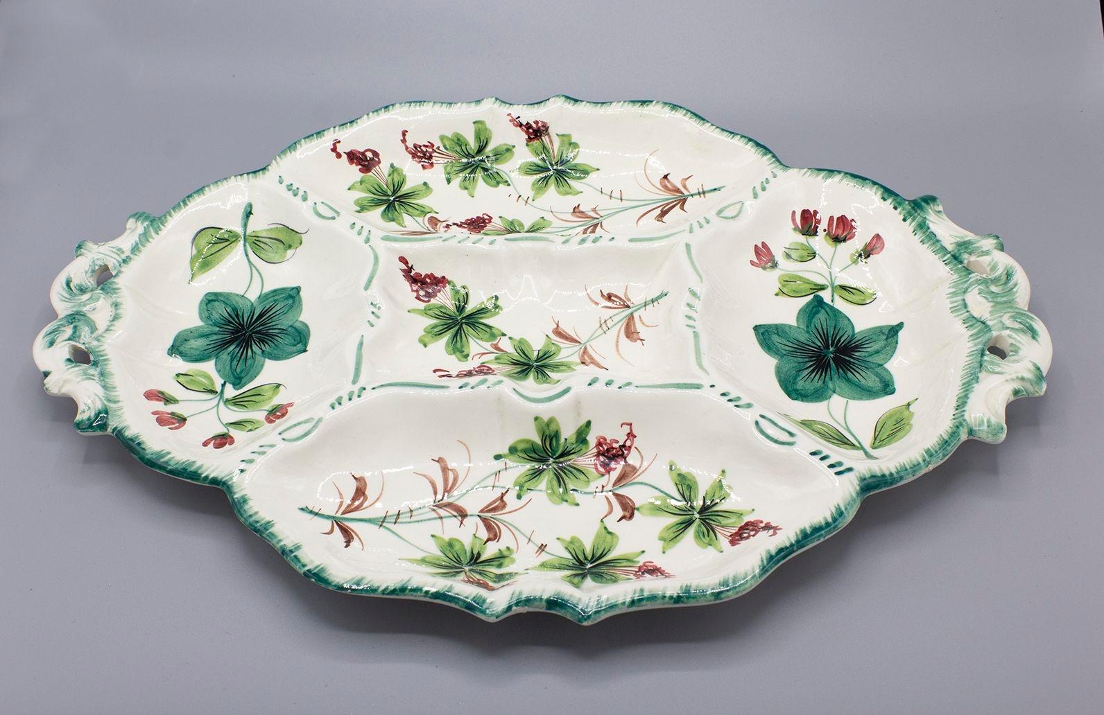 Italien, 1960er Jahre
Handbemalte italienische Servierplatte aus Keramik mit Blumenmuster. Sie hat fünf unterteilte Servierbereiche und ist auf dem Sockel mit 
