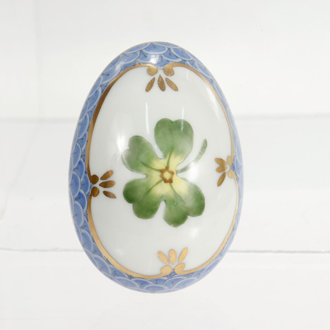 Boîte à œufs en porcelaine de Limoges peinte à la main pour Asprey en vente 1