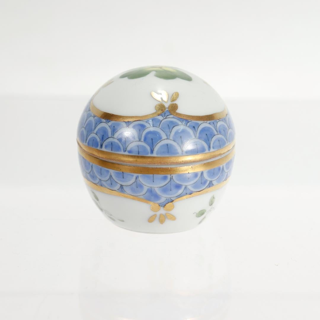 Français Boîte à œufs en porcelaine de Limoges peinte à la main pour Asprey en vente