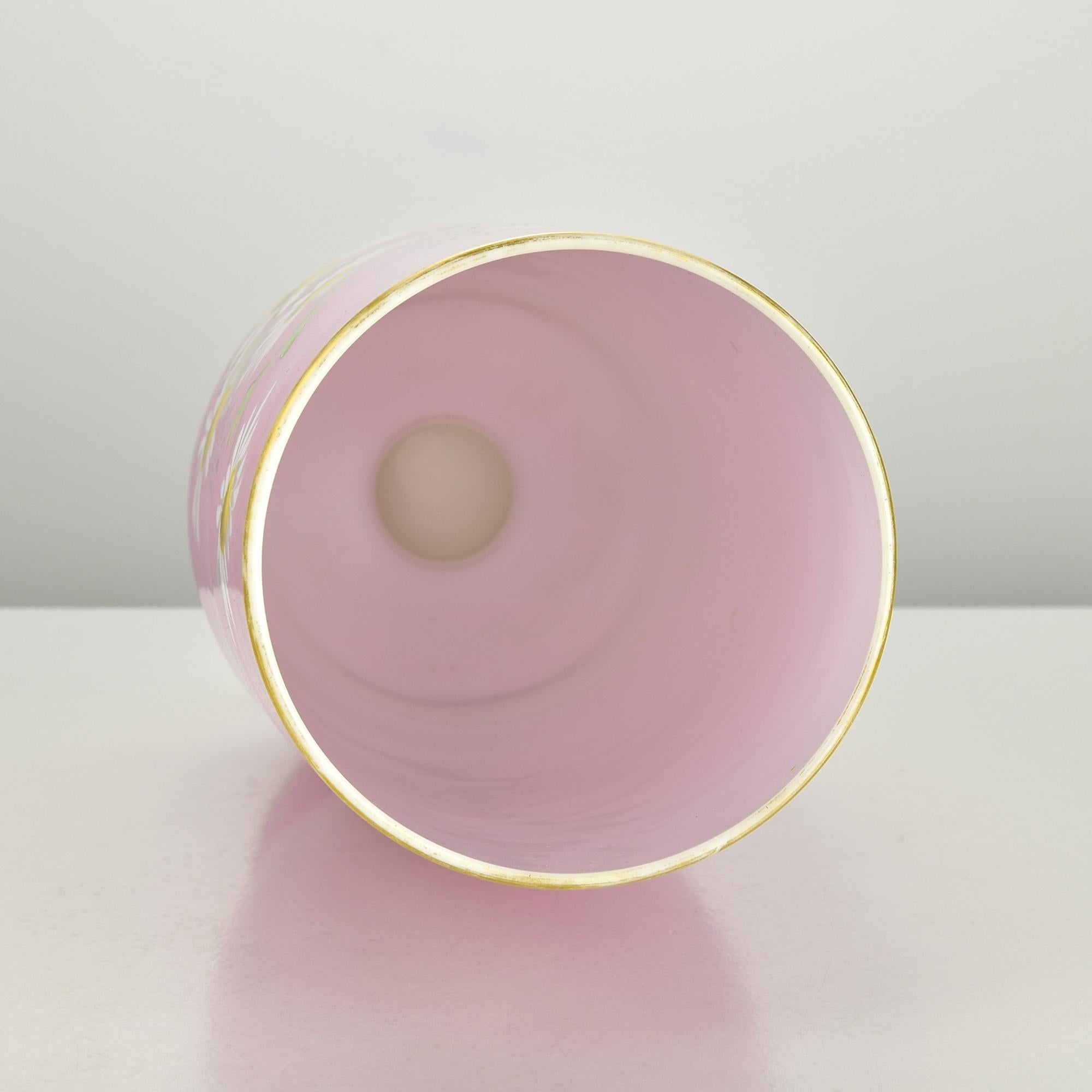 Handbemalte Vase aus rosa Opalglas mit Zitronen und Zitronenschalen, 19. Jahrhundert (Emaille) im Angebot