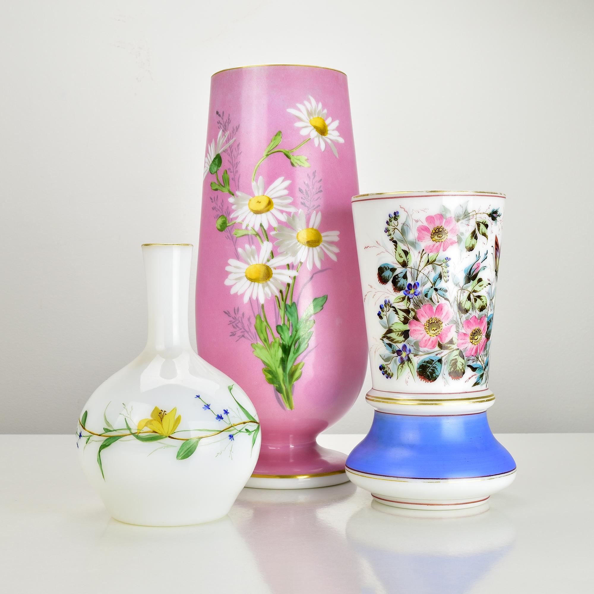 Handbemalte Vase aus rosa Opalglas mit Zitronen und Zitronenschalen, 19. Jahrhundert im Angebot 1