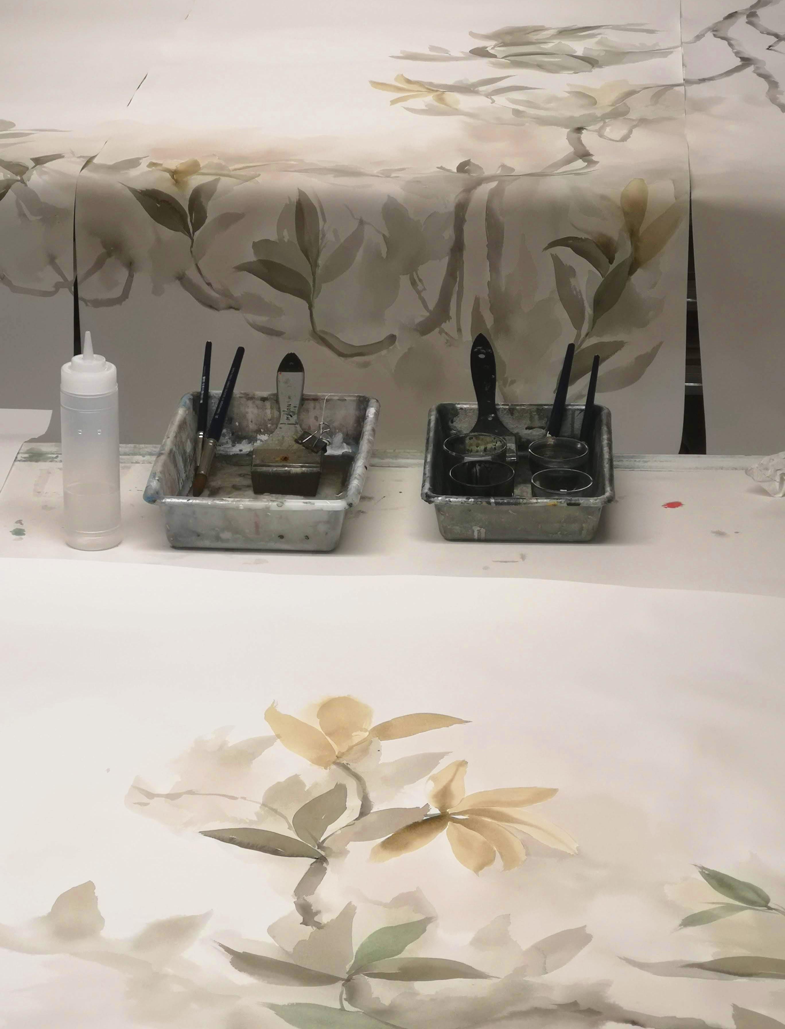 Set von drei handbemalten Wandteppichen „Magnolio“ im Zustand „Neu“ im Angebot in Madrid, ES