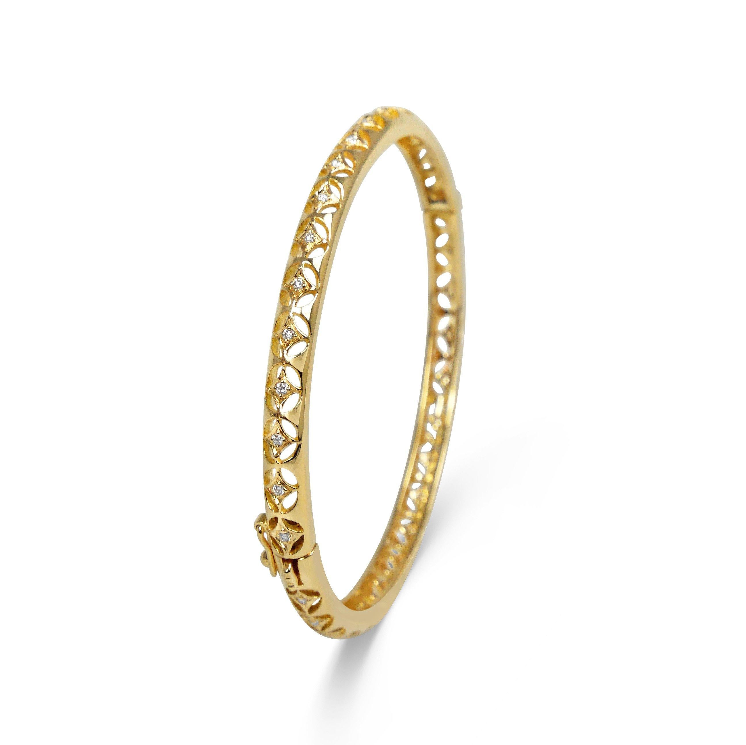 Délicat bracelet bangle en or jaune 18k et diamants blancs percé à la main. Peut être porté aussi bien avec une tenue décontractée pour un look de tous les jours qu'avec une tenue plus élégante. La dentelle en or 18 carats, signature de notre