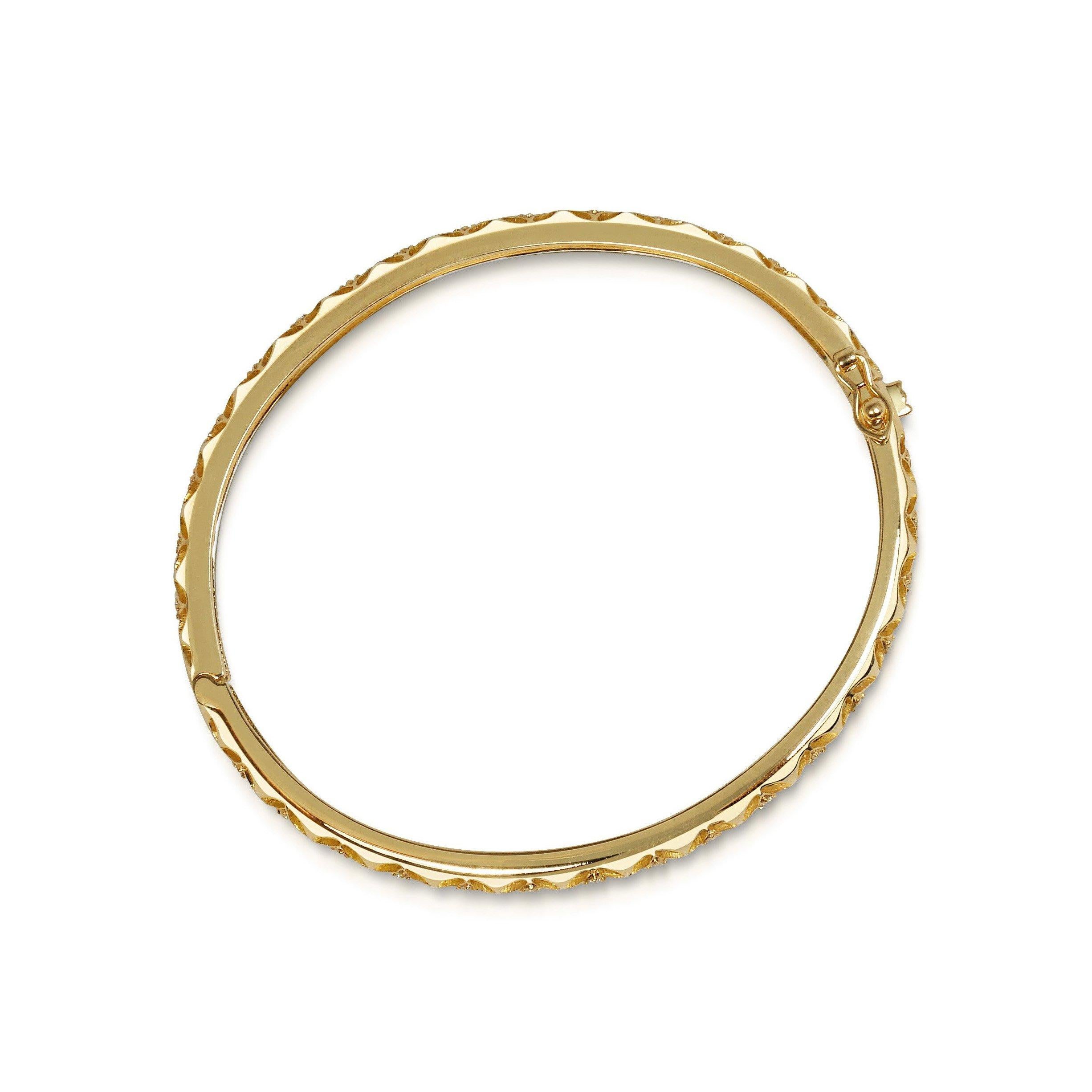 Taille brillant Bracelet jonc en or jaune 18 carats perlé à la main et dentelle de 0,19 carat de diamants en vente
