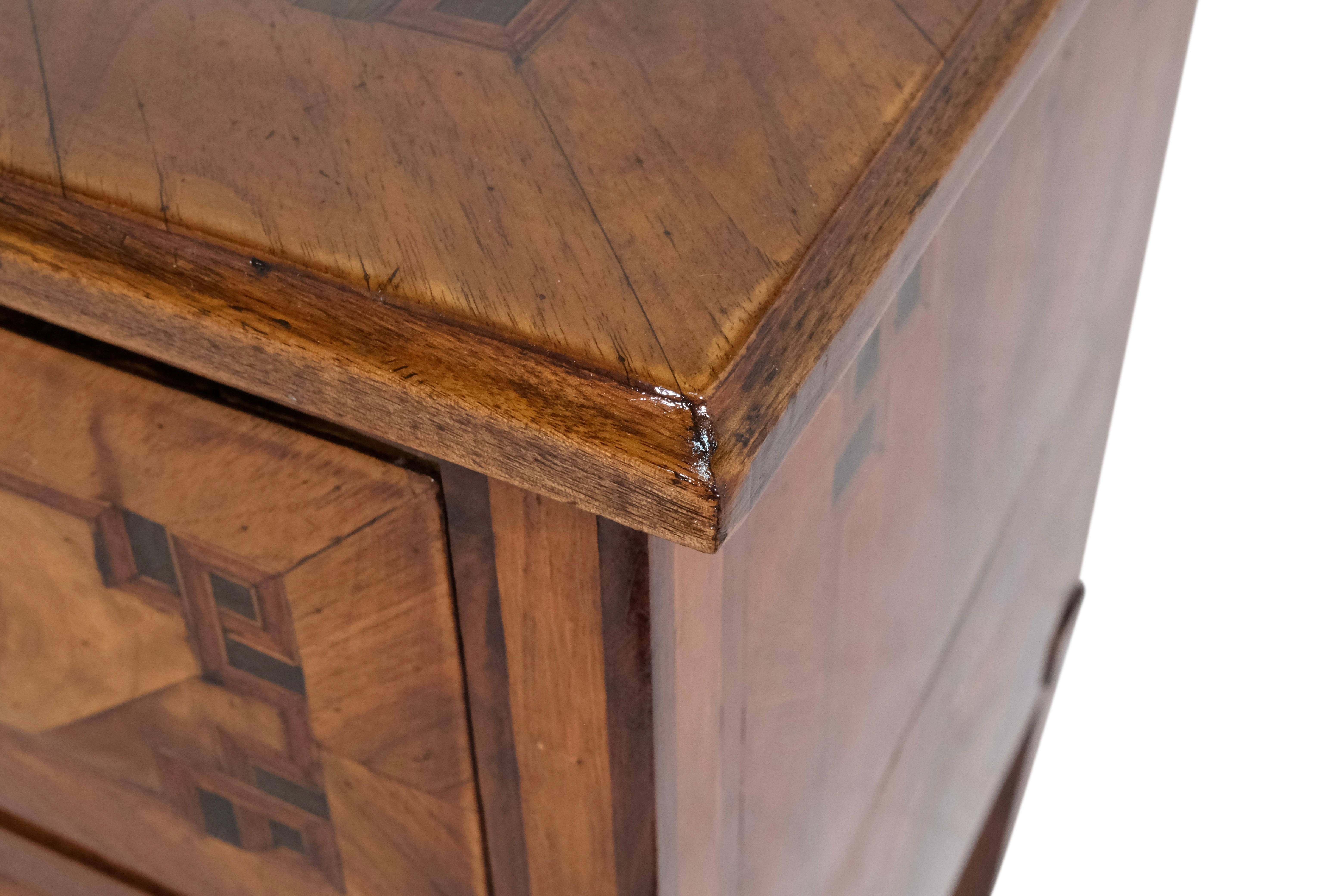 Handpolished 1780s Louis Seize XVI Chest Of Drawers In Nutwood For Sale 4