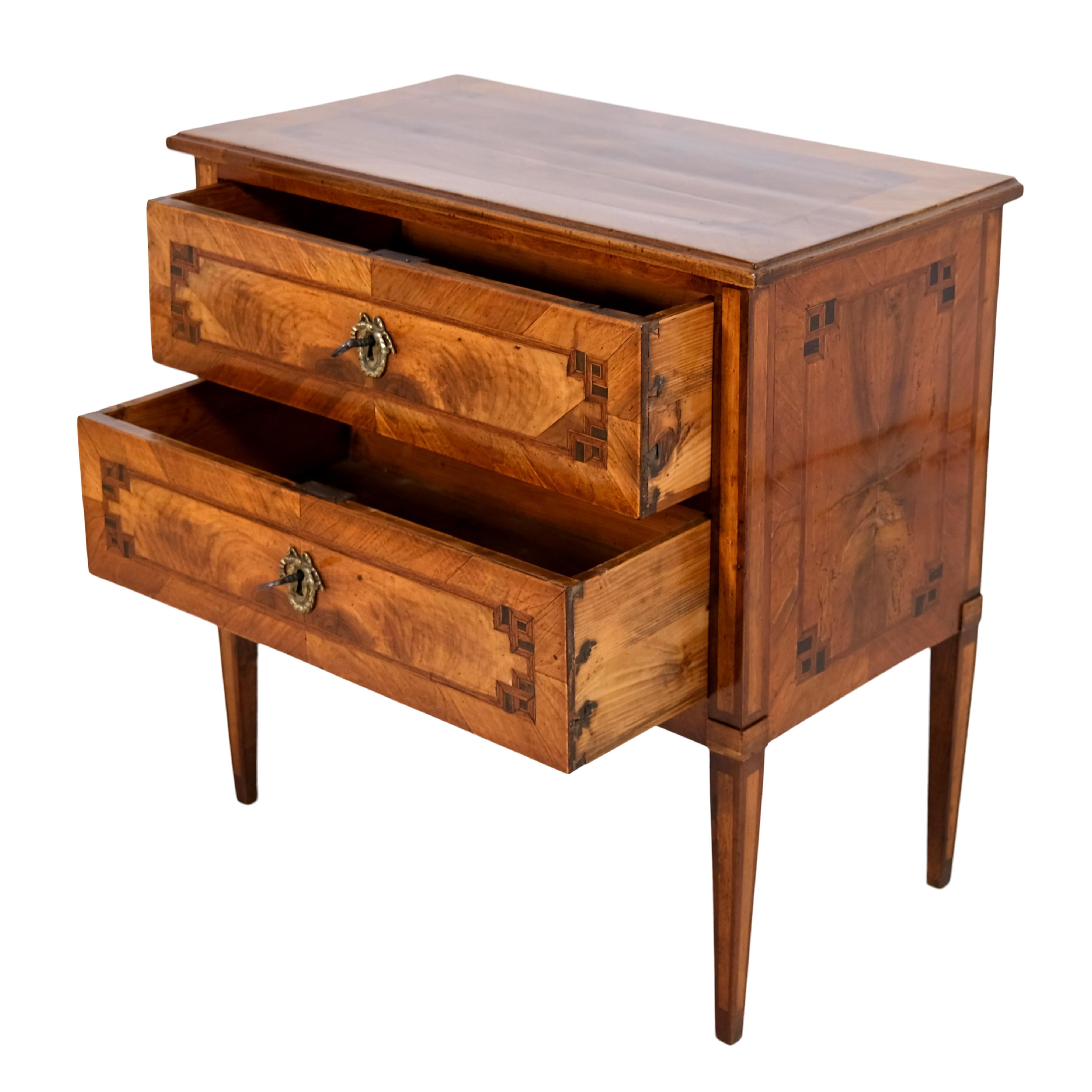 Noce Cassettiera in legno di noce lucidata a mano del 1780 di Louis Seize XVI in vendita