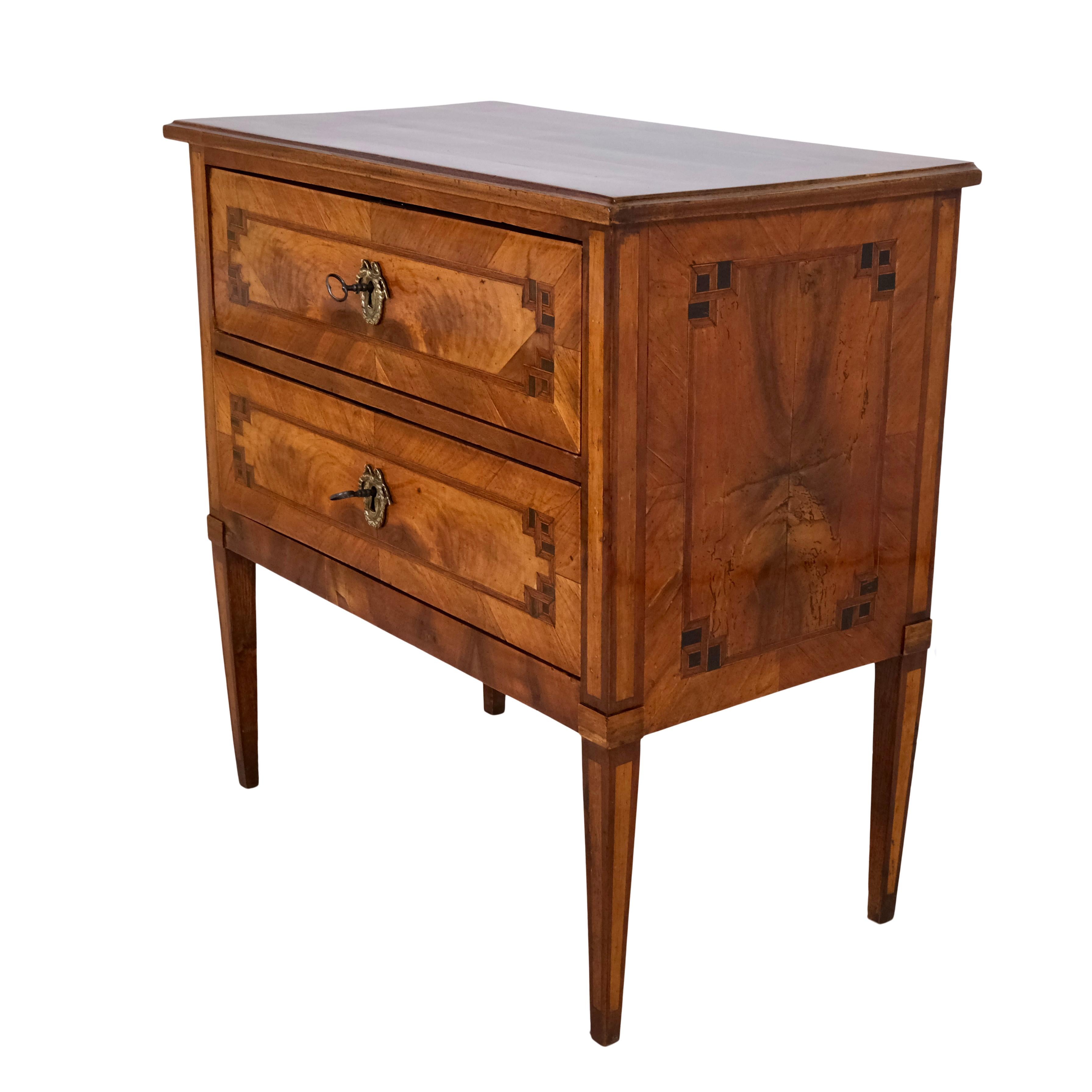 XVIII secolo Cassettiera in legno di noce lucidata a mano del 1780 di Louis Seize XVI in vendita