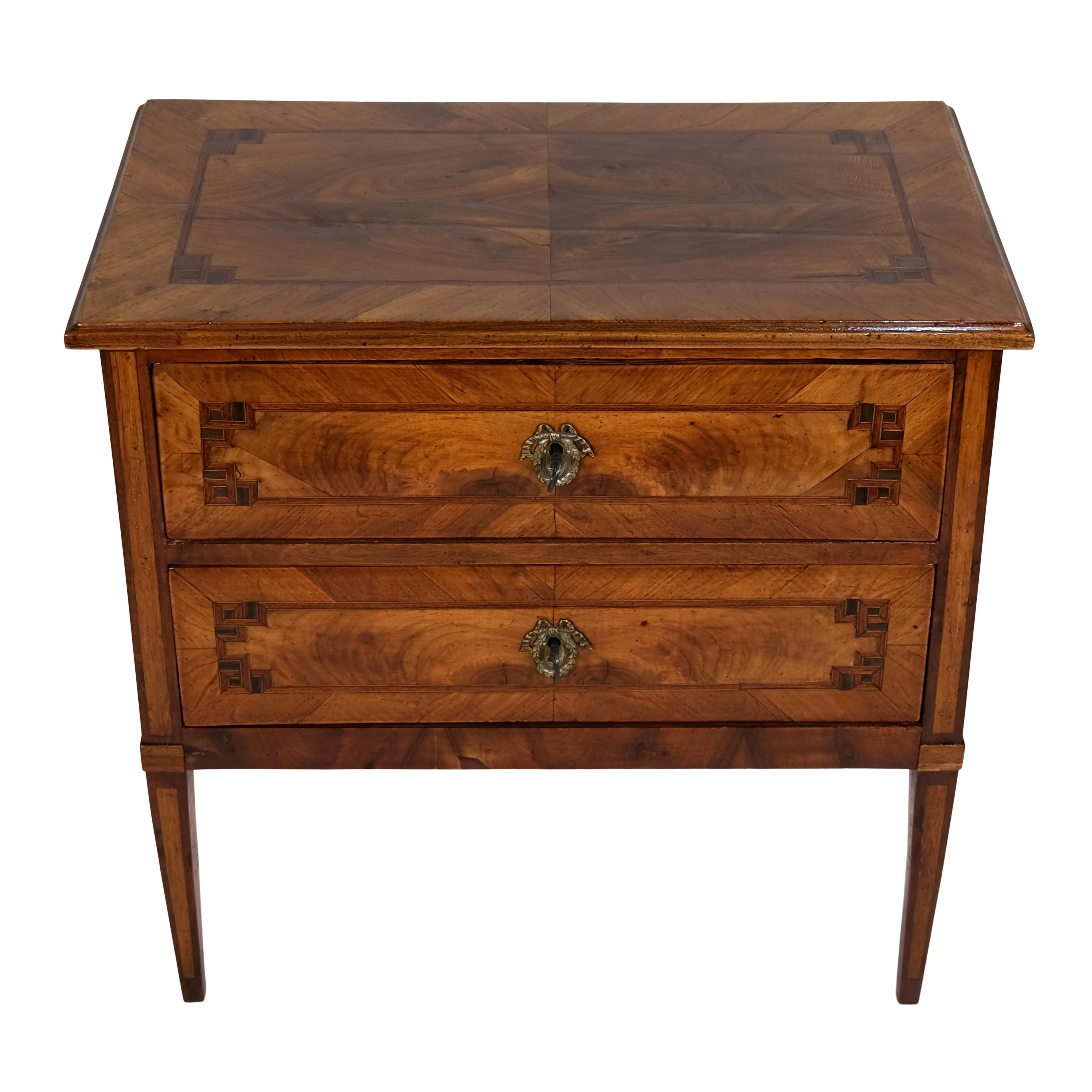 Louis XVI chest of drawers in nutwood
shellac hand polished

Original Louis XVI (also: Louis-seize), France around 1780

Dimensions:
Width: 77 cm
Height: 77 cm
Depth: 43 cm.