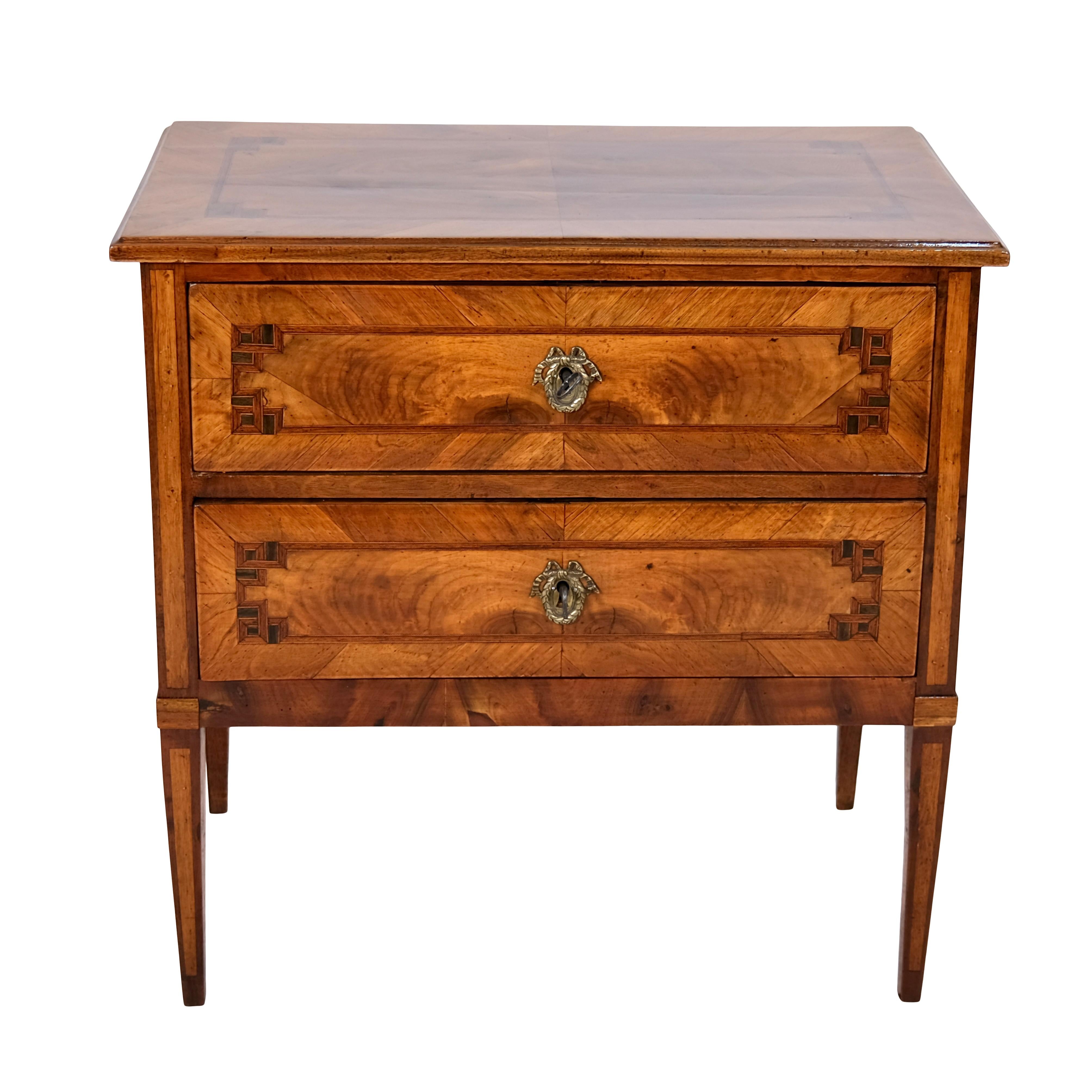 Cassettiera Luigi XVI in legno di noce
gommalacca lucidata a mano 

Originale Luigi XVI (anche: Louis Seize), Francia, 1780 circa

Dimensioni:
Larghezza: 77 cm
Altezza: 77,5 cm
Profondità: 43 cm.