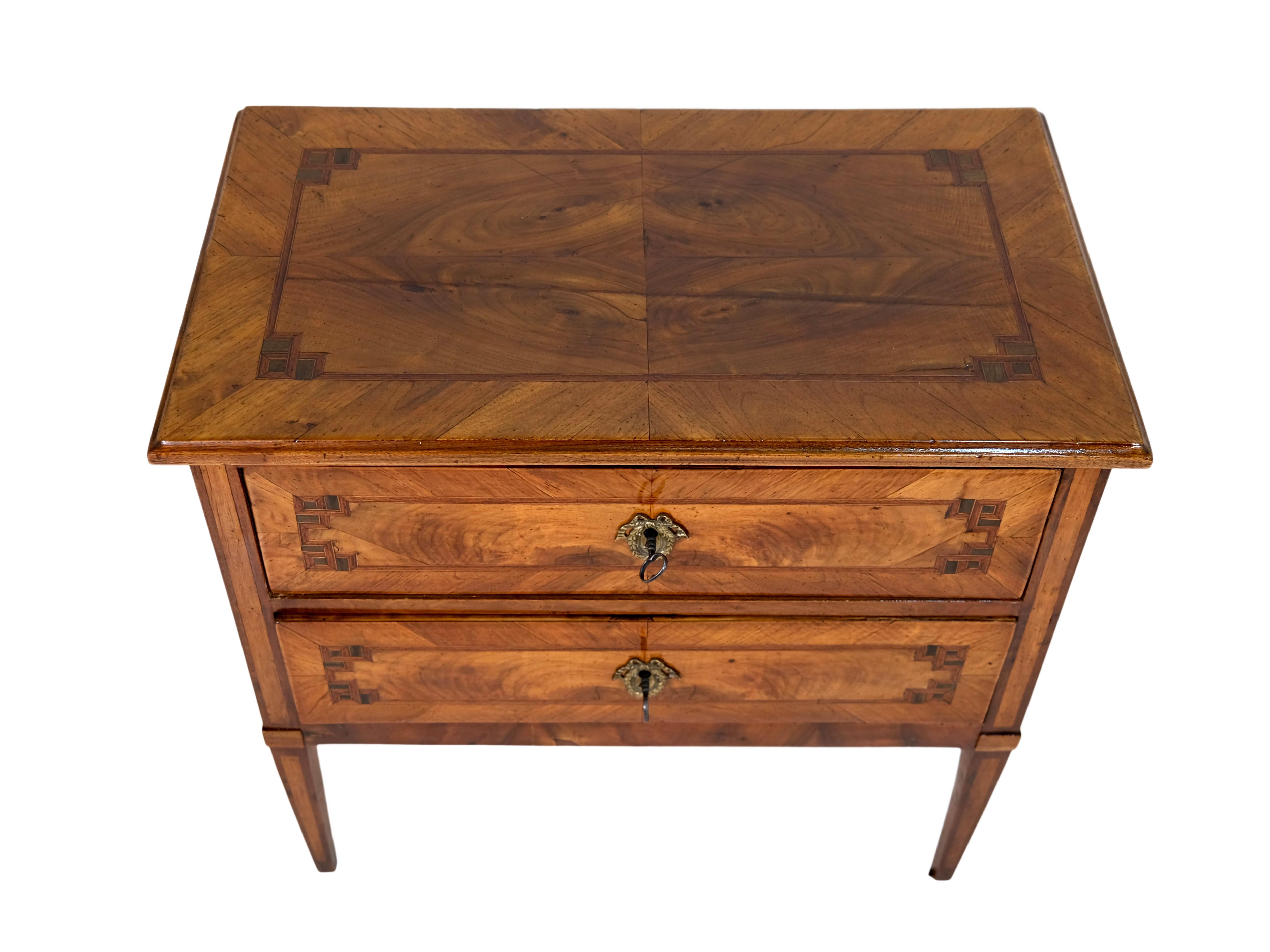 Luigi XVI Cassettiera in legno di noce lucidata a mano del 1780 di Louis Seize XVI in vendita