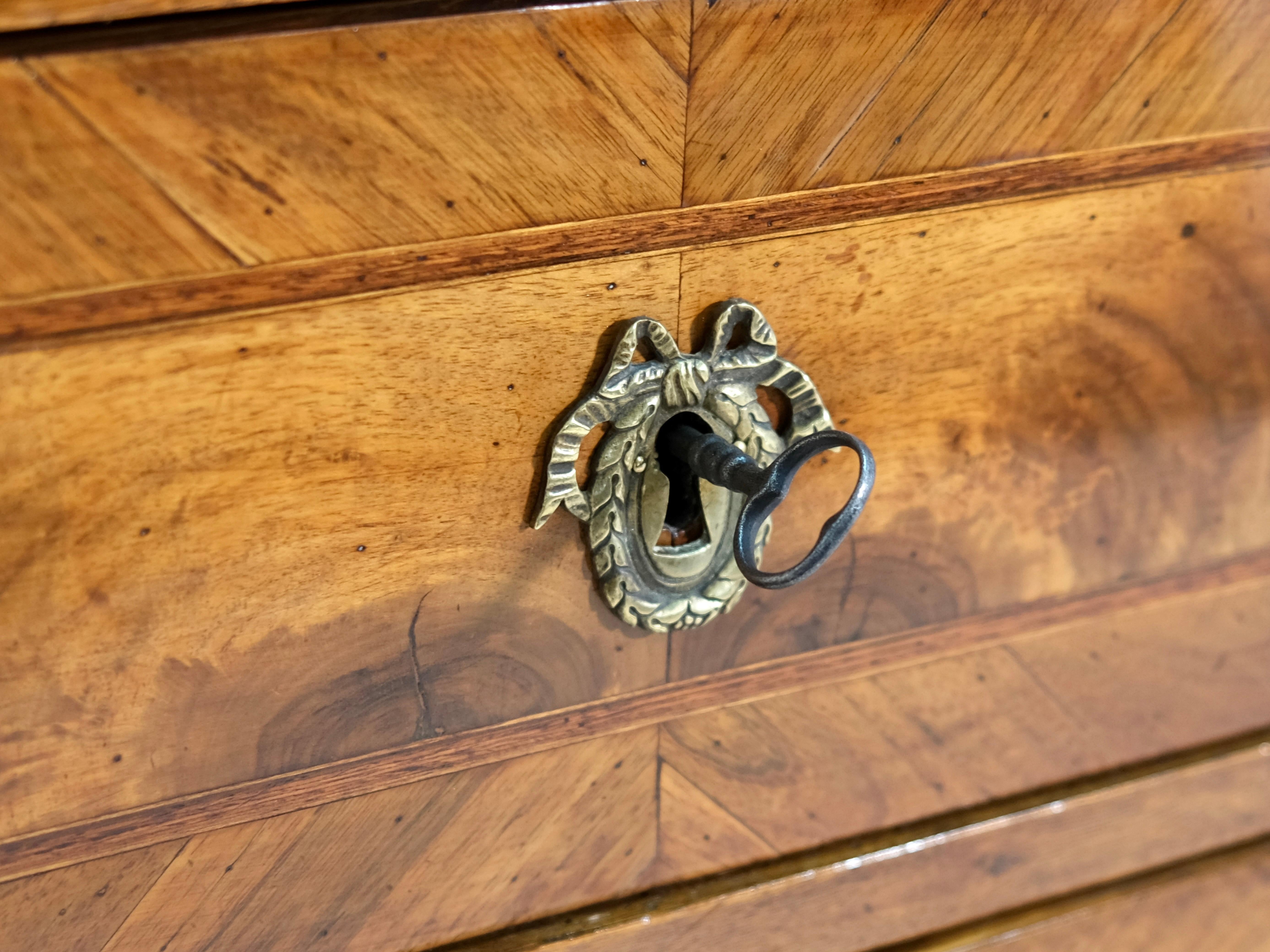 Francese Cassettiera in legno di noce lucidata a mano del 1780 di Louis Seize XVI in vendita