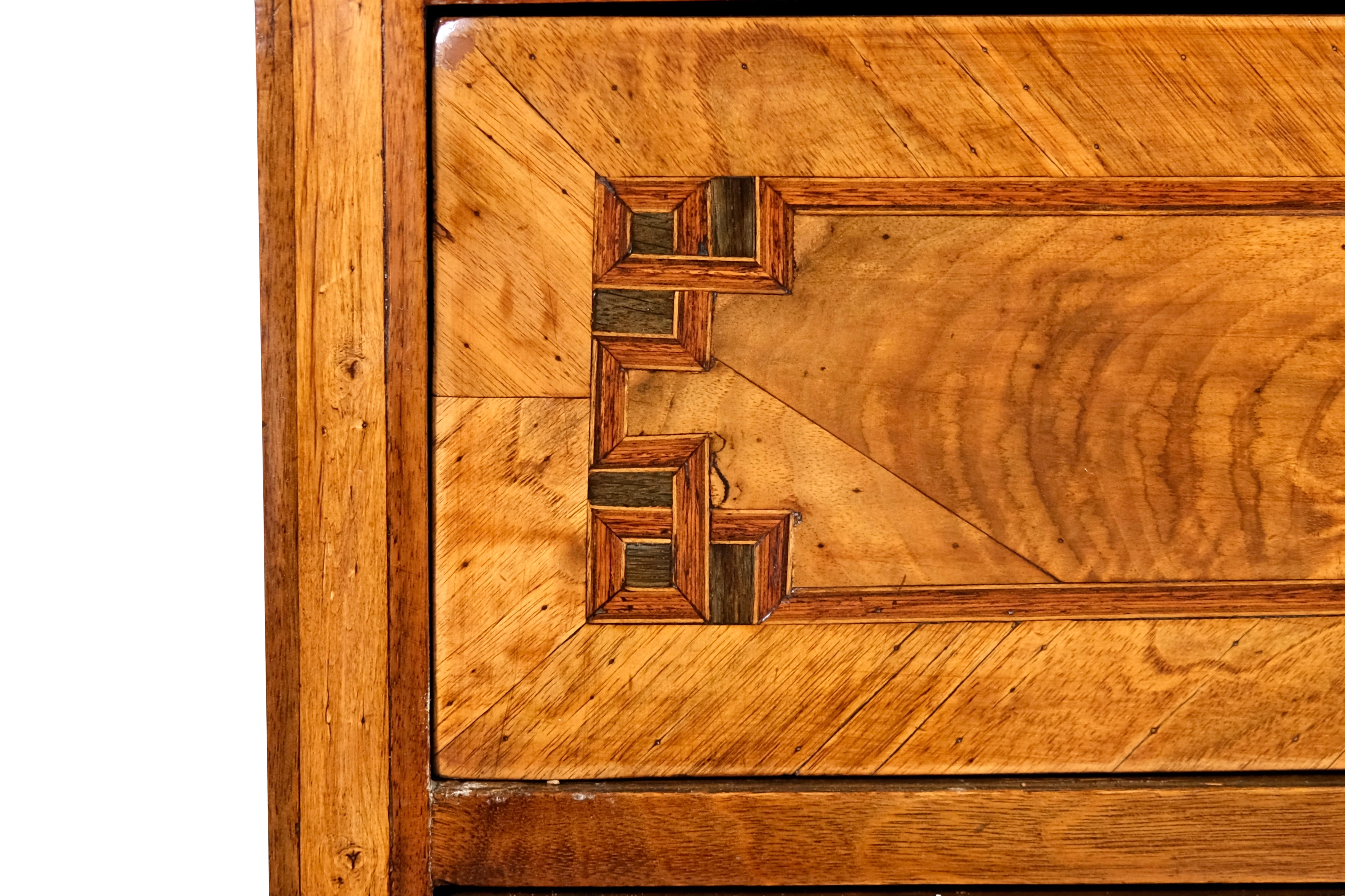 Lucidato Cassettiera in legno di noce lucidata a mano del 1780 di Louis Seize XVI in vendita