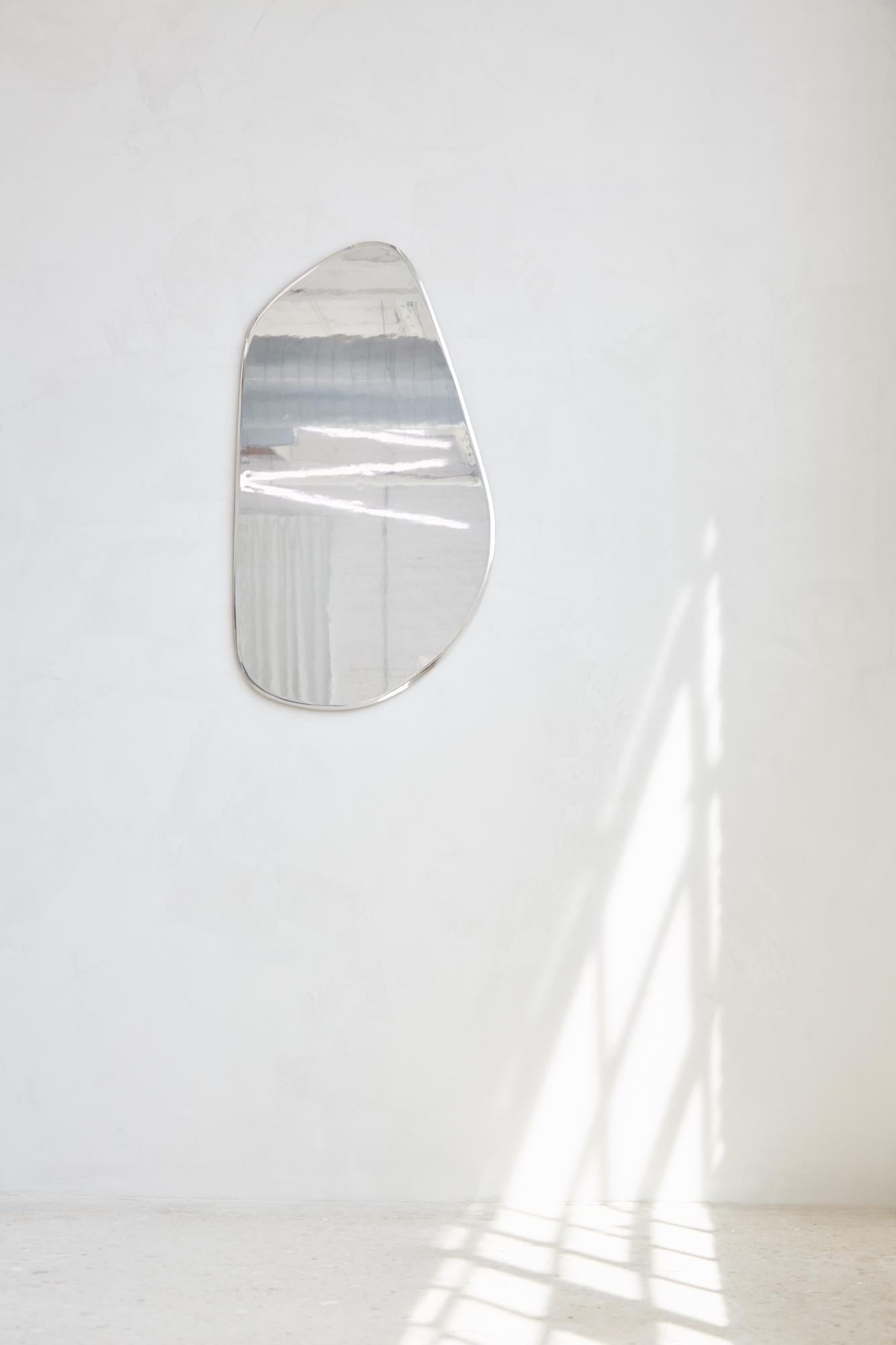 Poli Miroir en aluminium poli et biseauté à la main 42 po. (H), Mary Ratcliffe Studio en vente