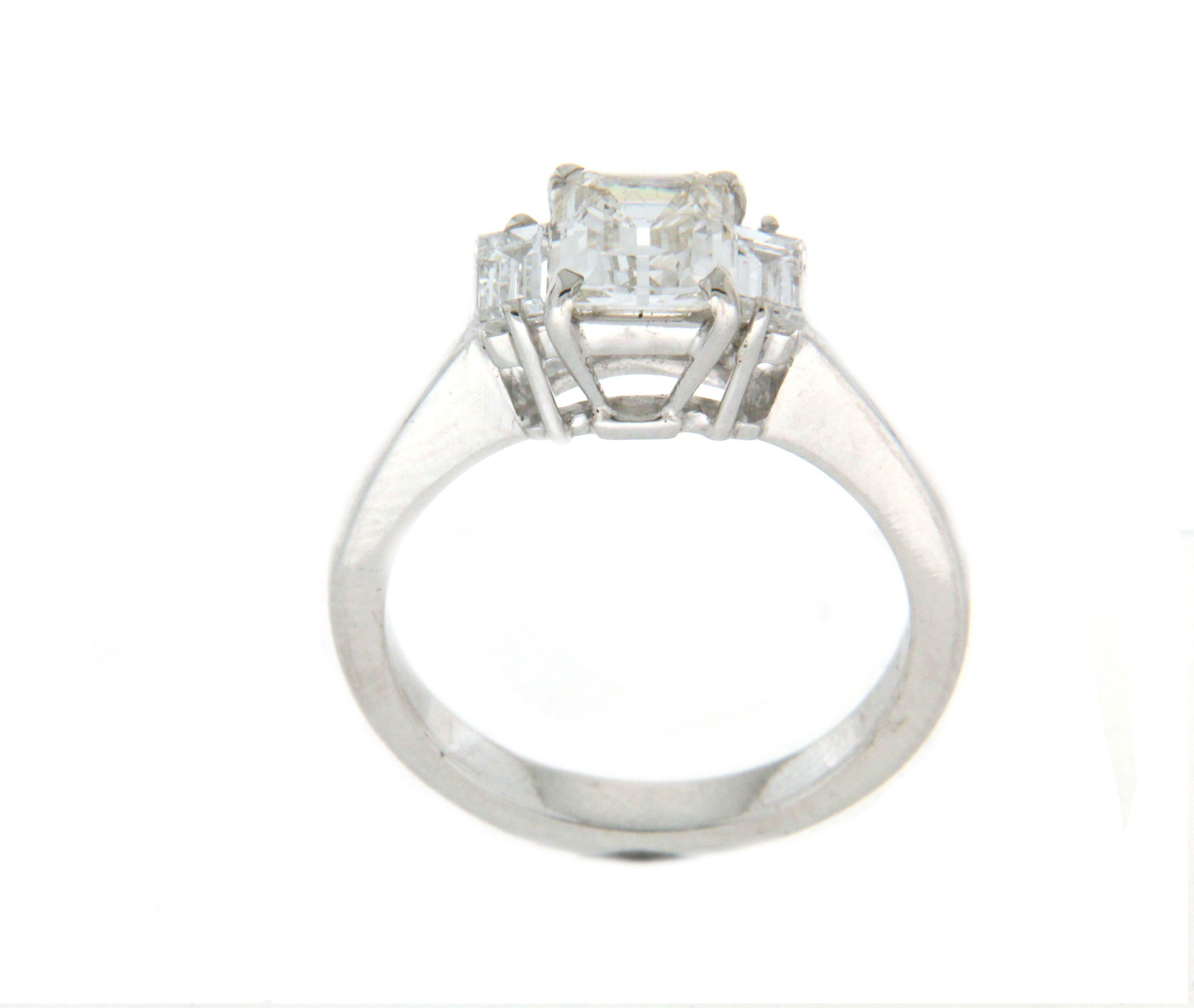 Handgefertigter Verlobungsring mit Diamanten im Smaragdschliff aus 18 Karat Weißgold (Kunsthandwerker*in) im Angebot