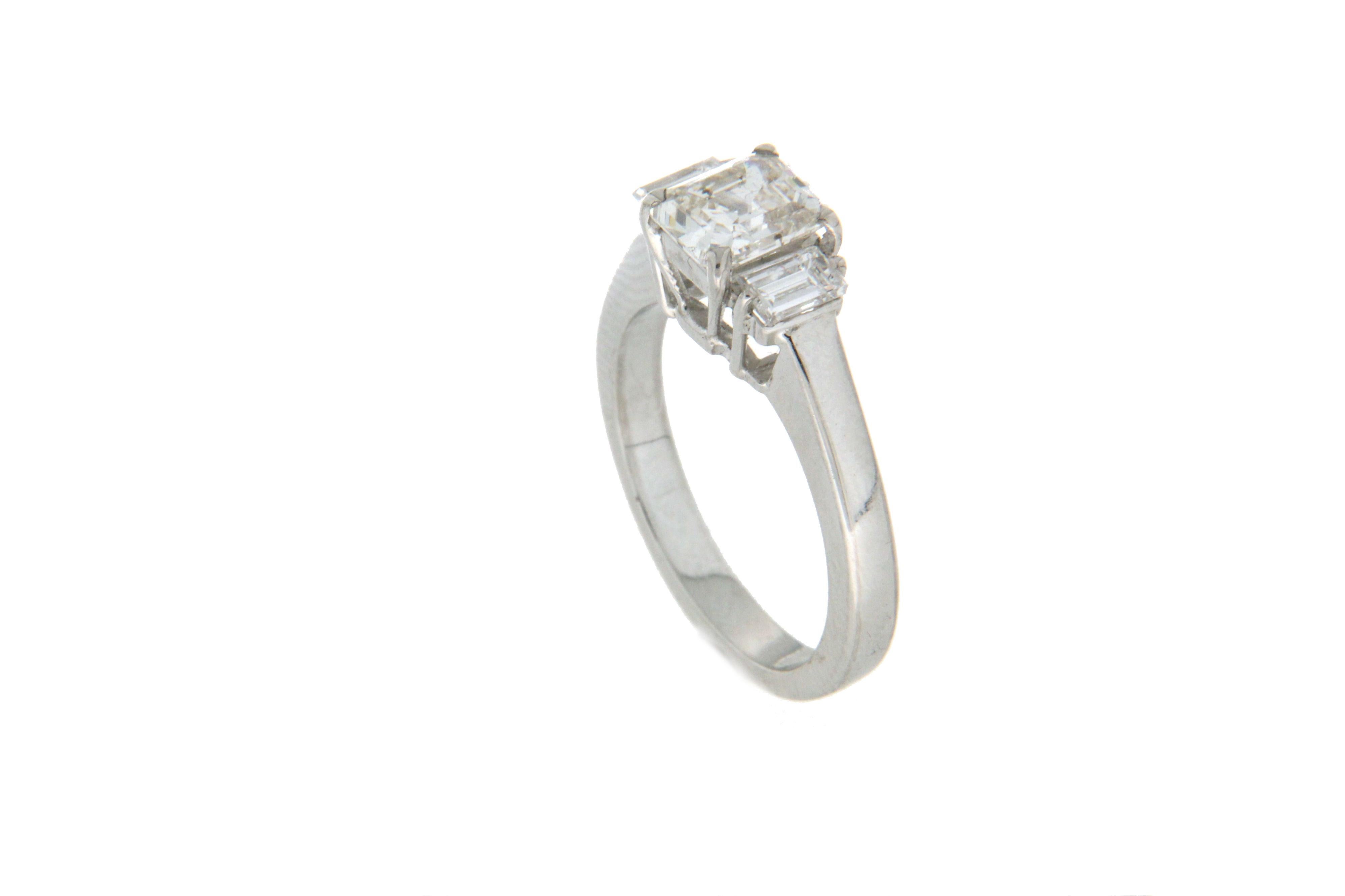 Handcraft Emerald Cut Diamonds 18 Karat White Gold Engagement Ring In New Condition For Sale In Marcianise, IT