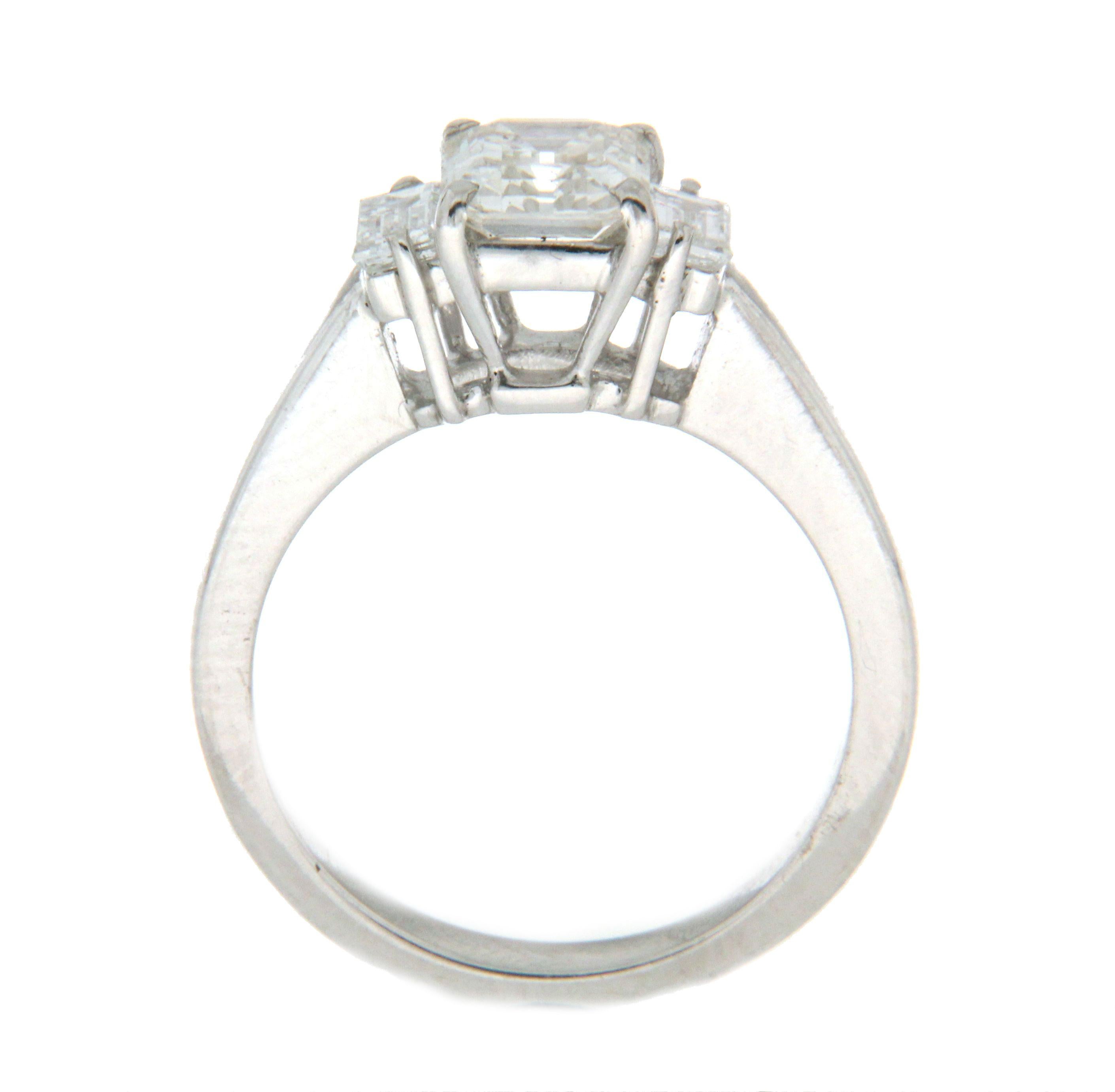 Handgefertigter Verlobungsring mit Diamanten im Smaragdschliff aus 18 Karat Weißgold Damen im Angebot
