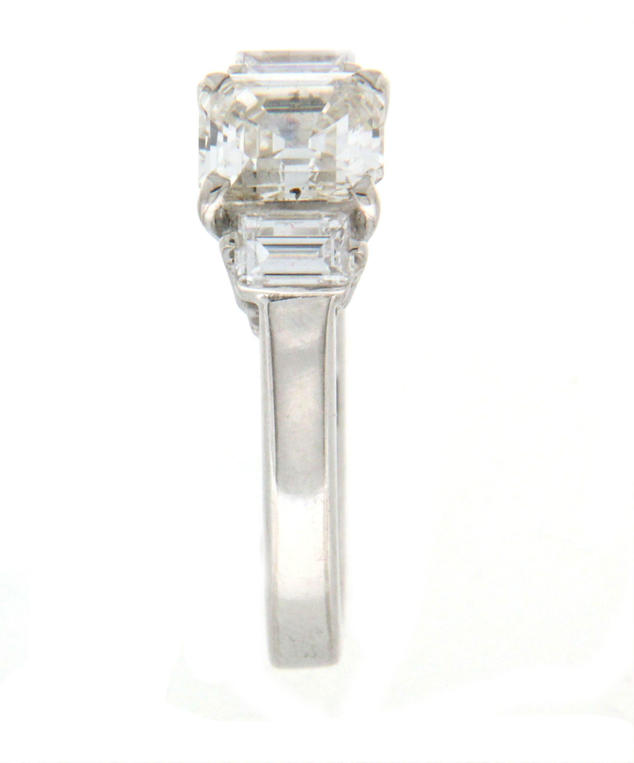 Handgefertigter Verlobungsring mit Diamanten im Smaragdschliff aus 18 Karat Weißgold im Angebot 1