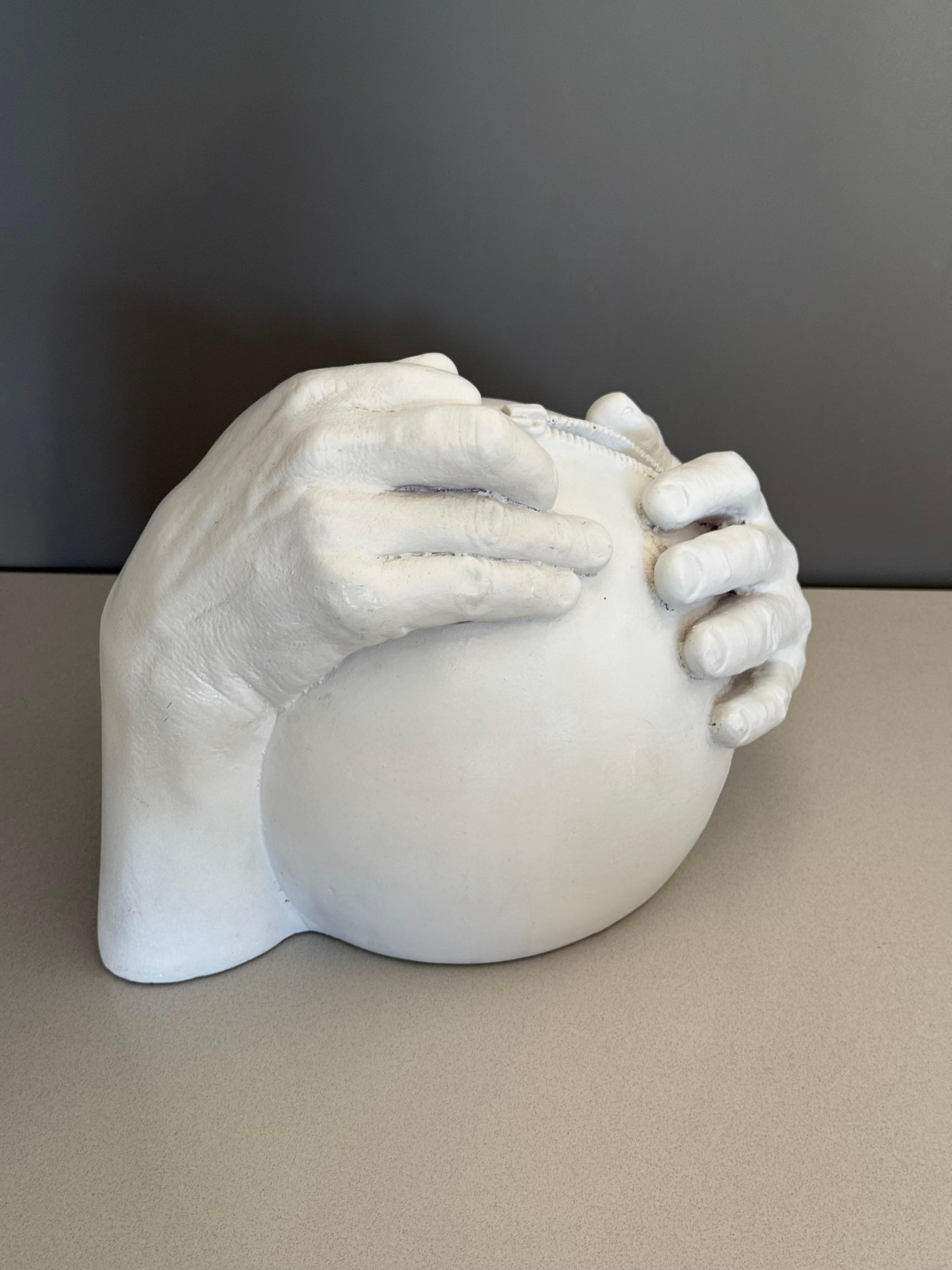 Banca scultorea di tendenza degli anni '80 dell'artista americano Richard Etts. 
Come trovato. Costruito in gesso e ad un certo punto è stato dipinto con una lacca bianca. Non firmato. Probabilmente hanno dipinto sopra la firma. 

La scultura