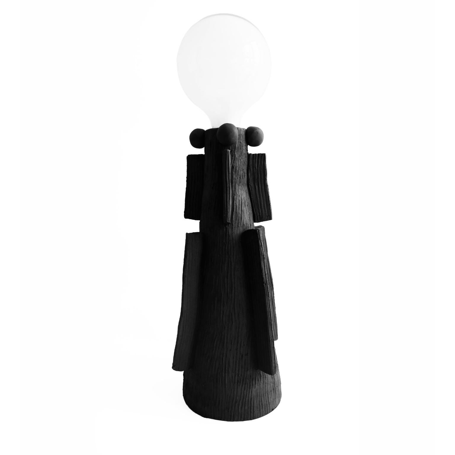 Handsculped Izzy lamp tischlampe von Ia Kutateladze
Abmessungen: B 18 x H 34 cm
MATERIALIEN: Lehm, Keramik

Handgefertigte Keramiklampe mit minimalistischer Form und rauer, strukturierter Oberfläche.

IAAI / Ia Kutateladze ist ein georgischer