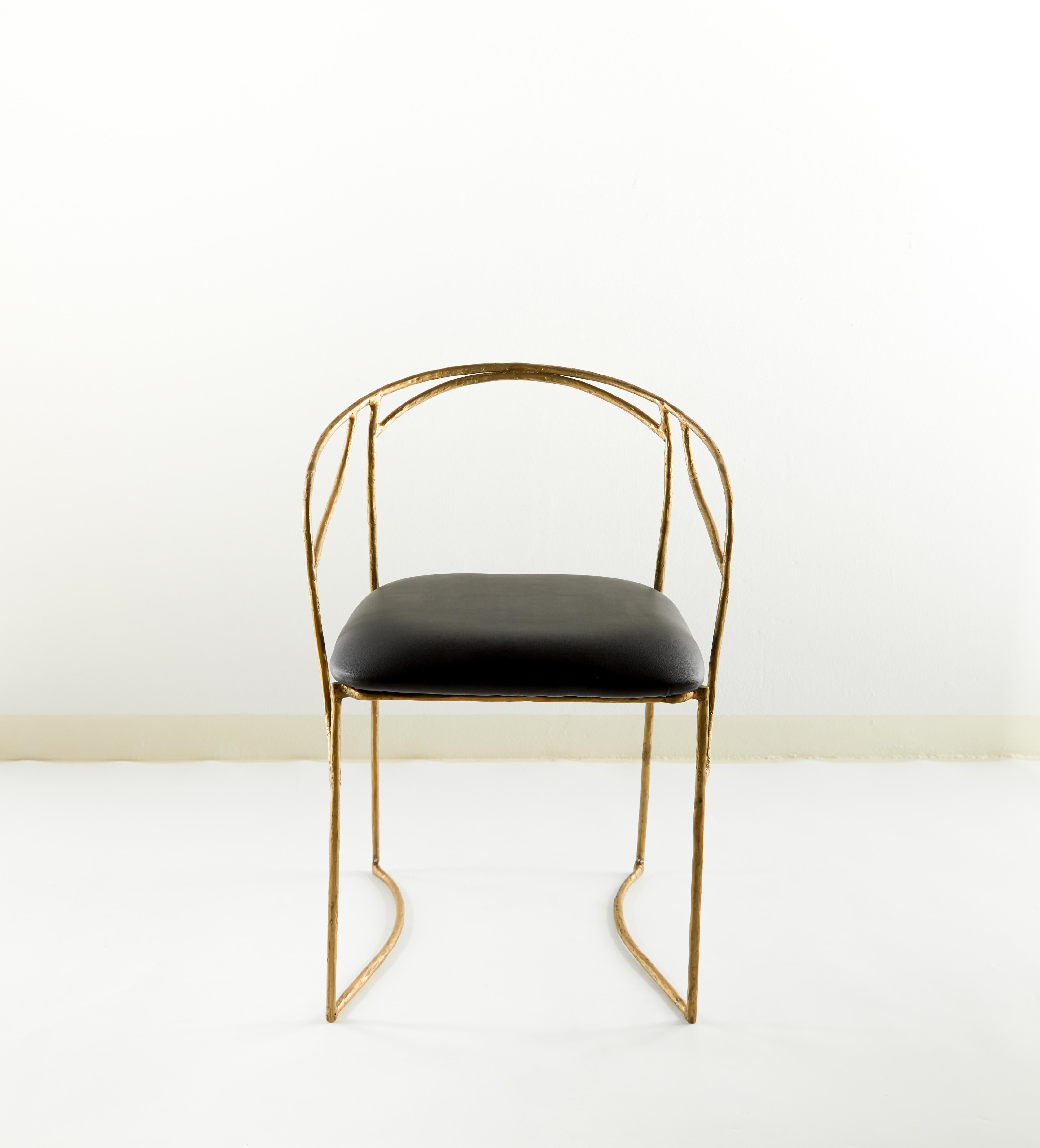 Stuhl von Masaya
Abmessungen: 79 x 56 x 48 cm
Messing
Mit den Händen geformt.
 