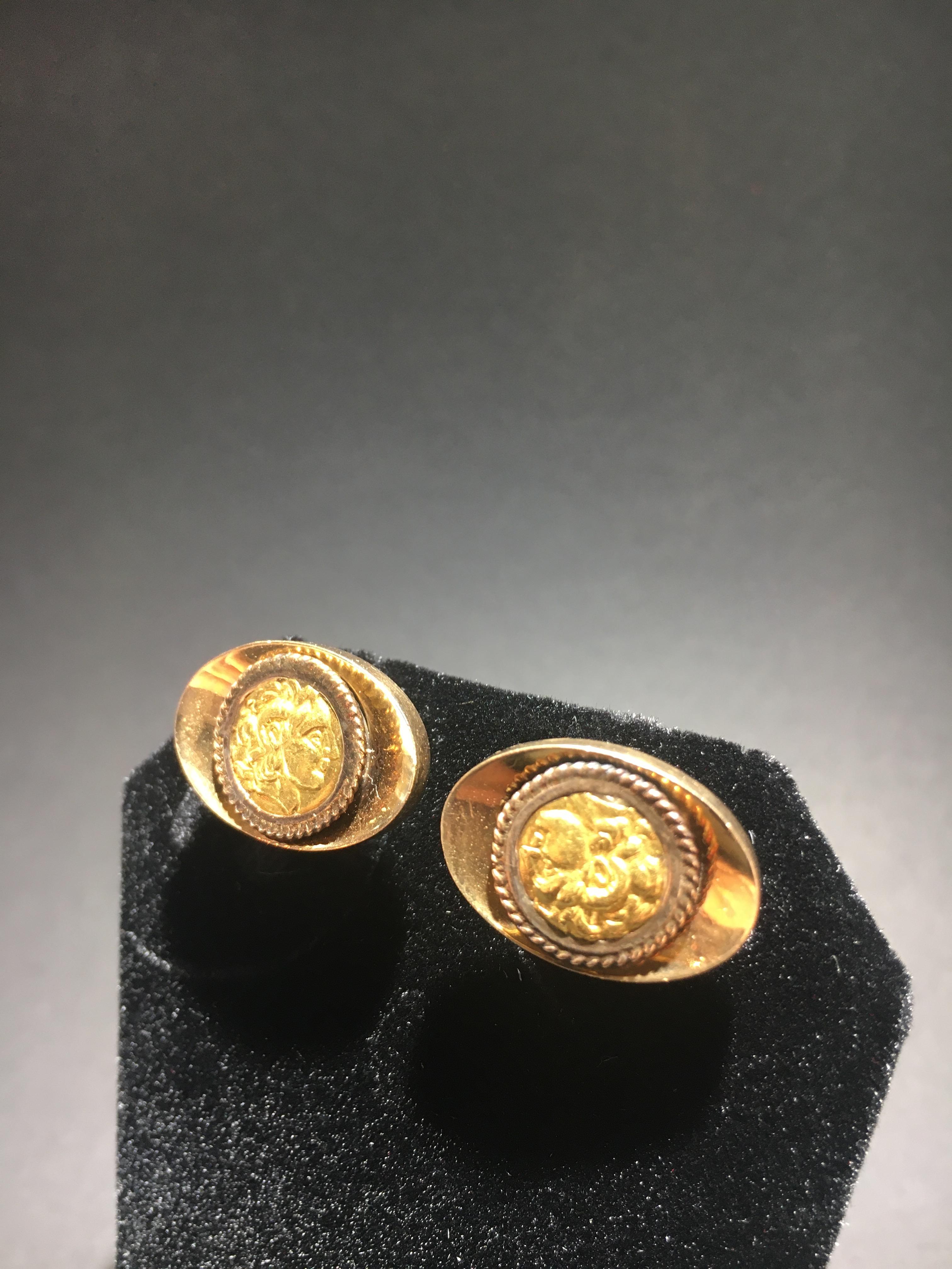 Chanel Gold und Mobe Perlenohrringe mit Signatur Interlocking CC