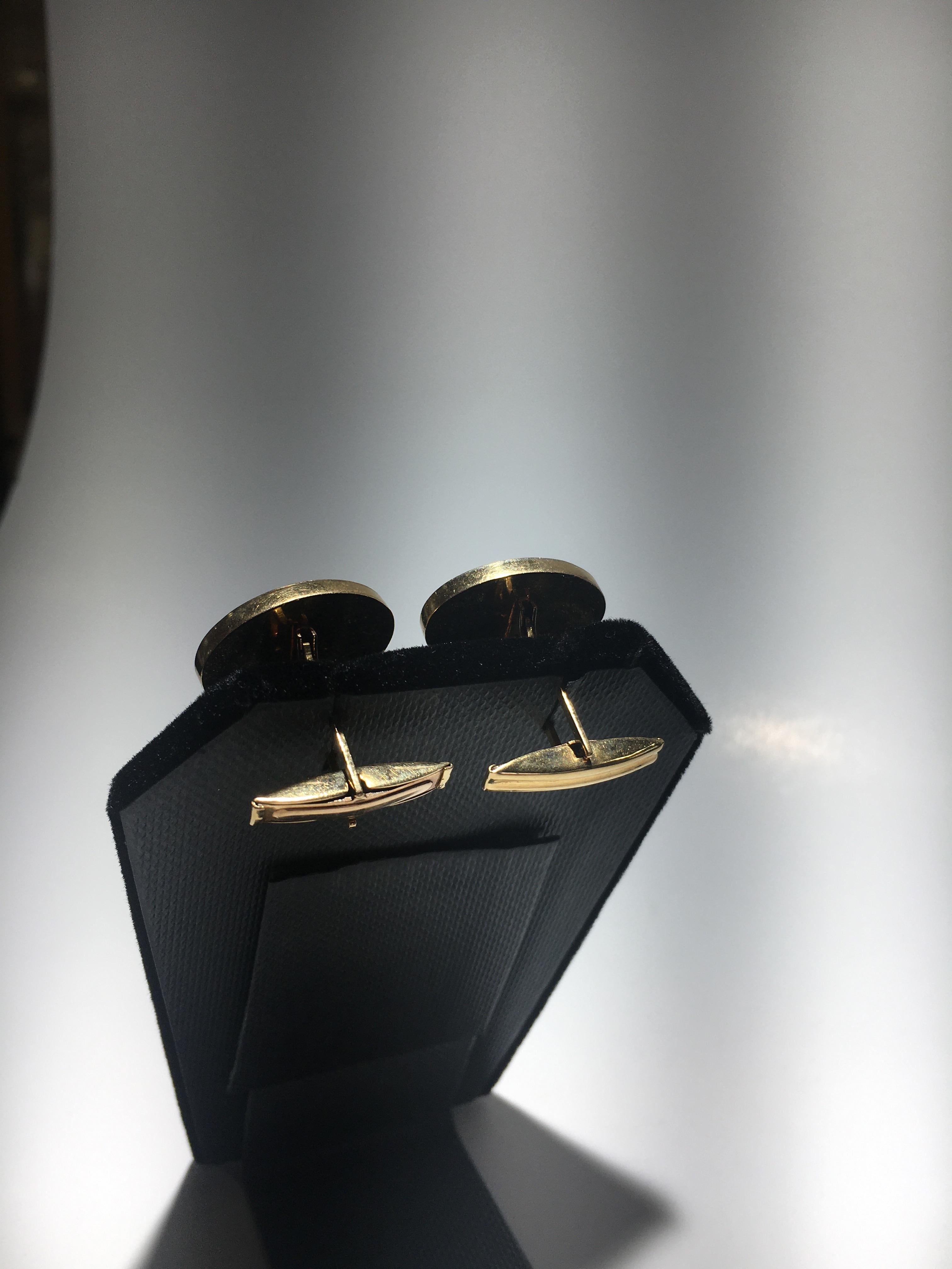 Handsome 18K Gold Cufflinks With Greek Coin Style Insets. In Excellent Condition For Sale In Buchanan, MI