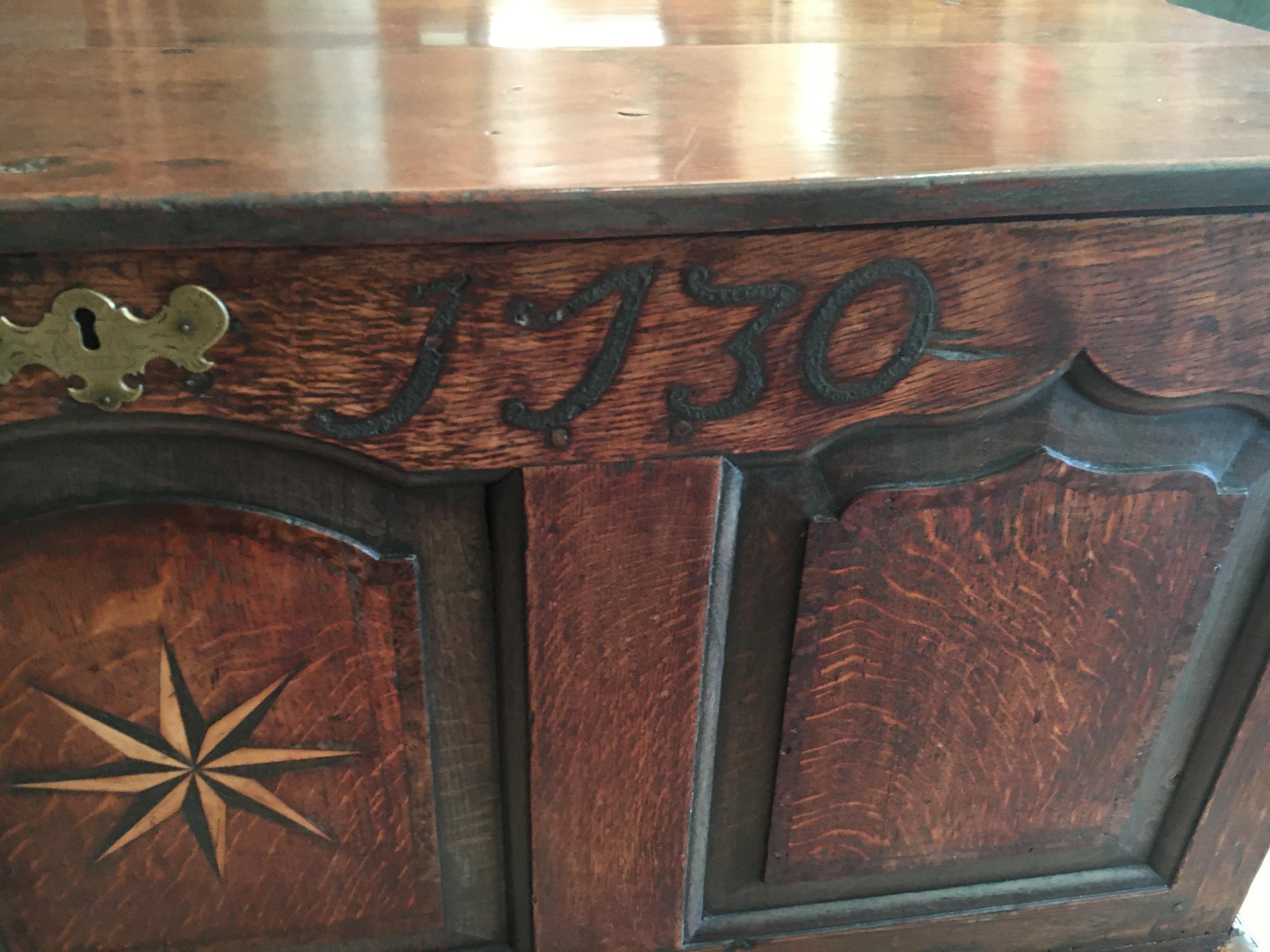 George I Handsome 18th Century English Oak Chest with Star Inlay, Dated 1730 Great Patina For Sale