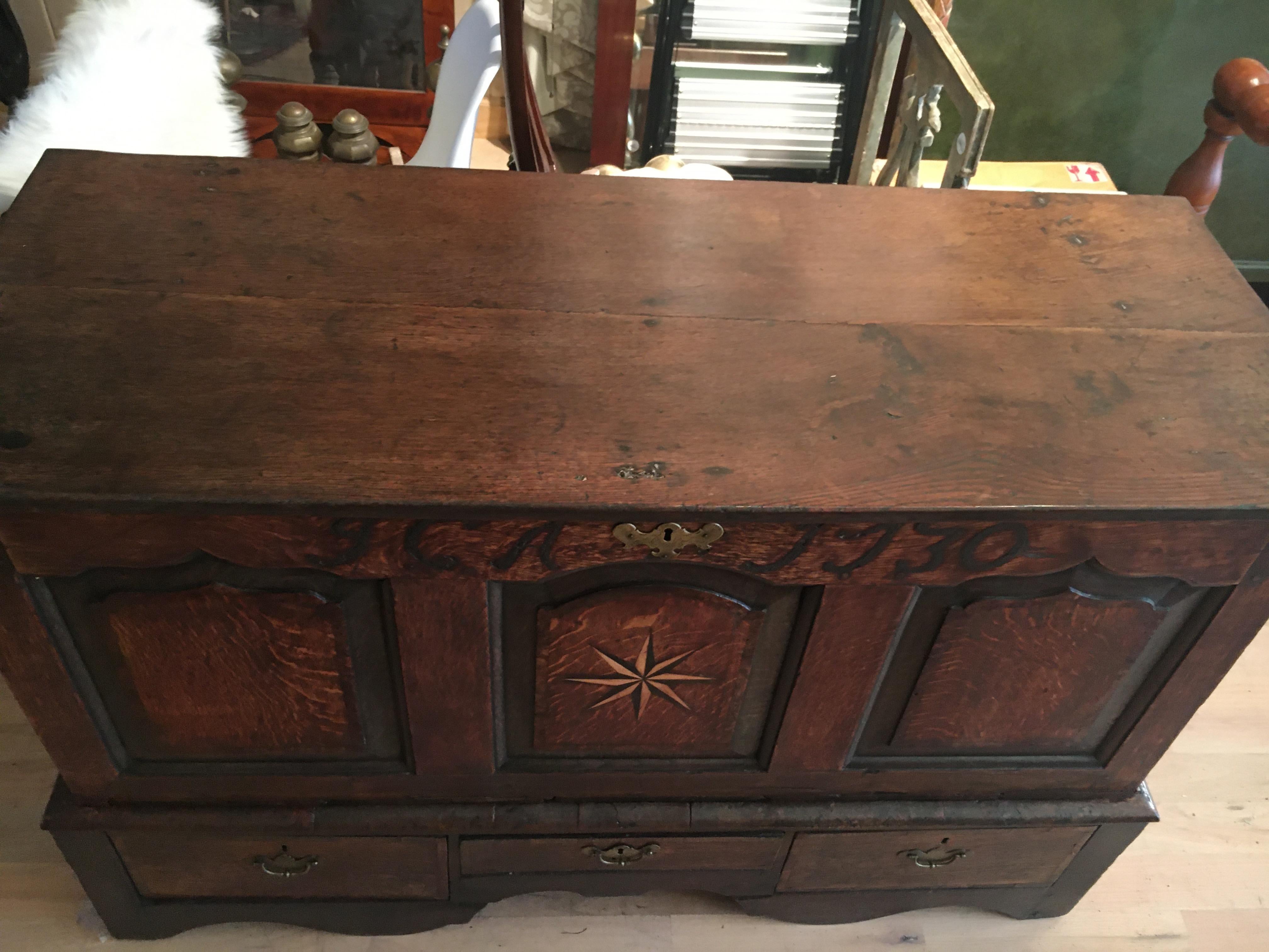 Handsome 18th Century English Oak Chest with Star Inlay, Dated 1730 Great Patina In Good Condition For Sale In Buchanan, MI