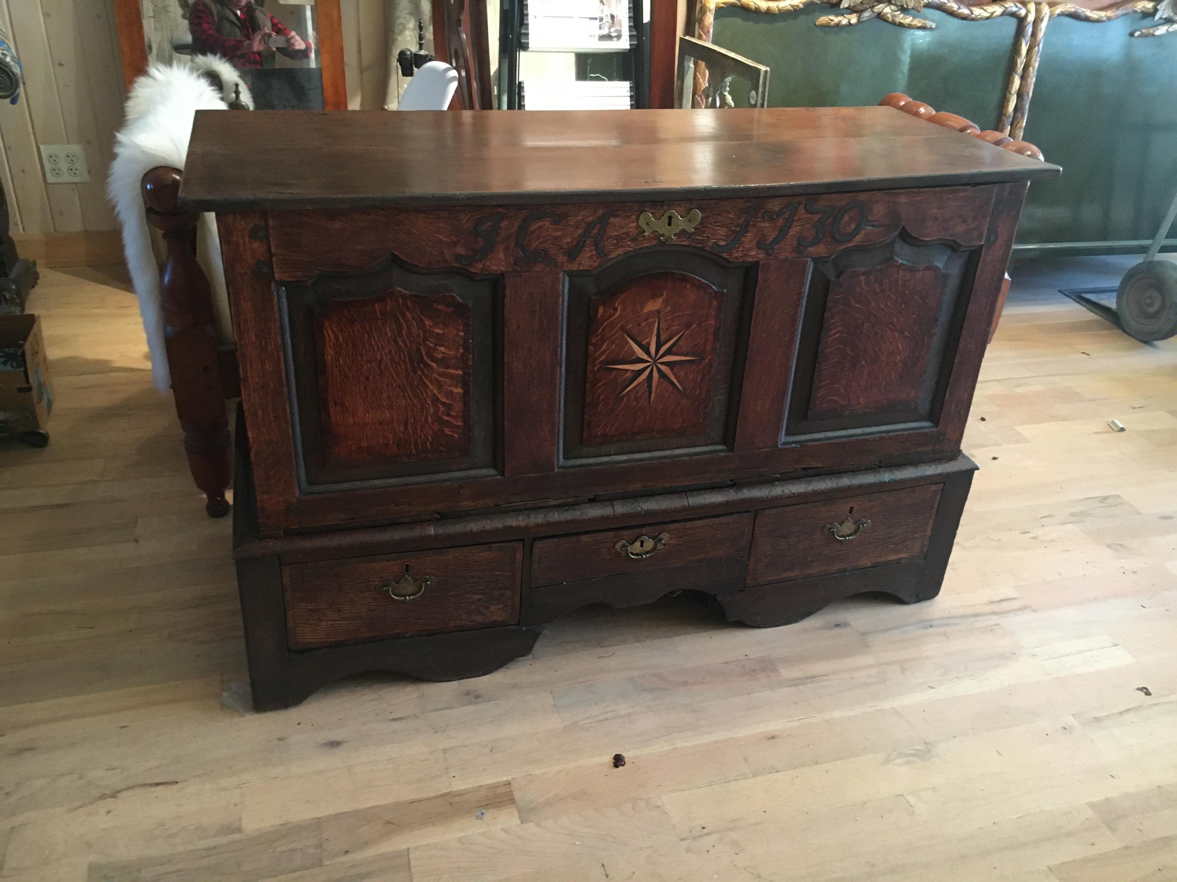 Handsome 18th Century English Oak Chest with Star Inlay, Dated 1730 Great Patina In Good Condition In Buchanan, MI