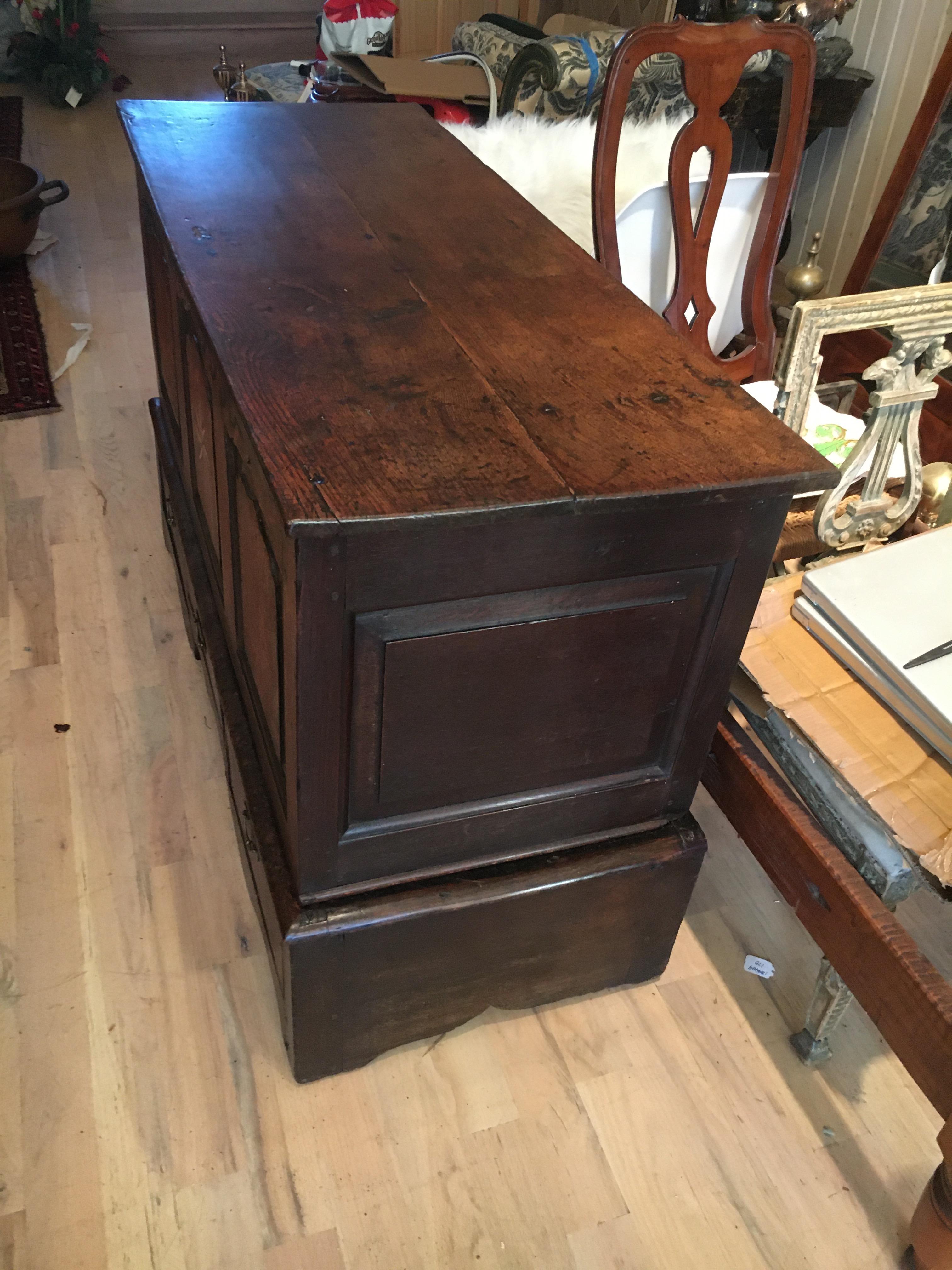 Handsome 18th Century English Oak Chest with Star Inlay, Dated 1730 Great Patina in vendita 2