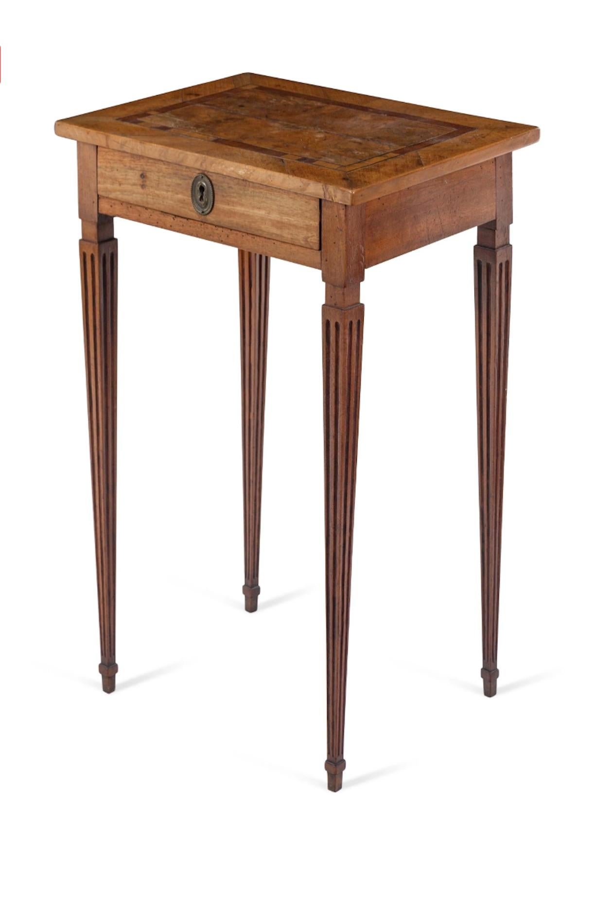 Magnifique table d'appoint italienne du 18ème siècle avec tiroir, belle couleur et patine. Magnifique plateau incrusté et pieds fuselés cannelés